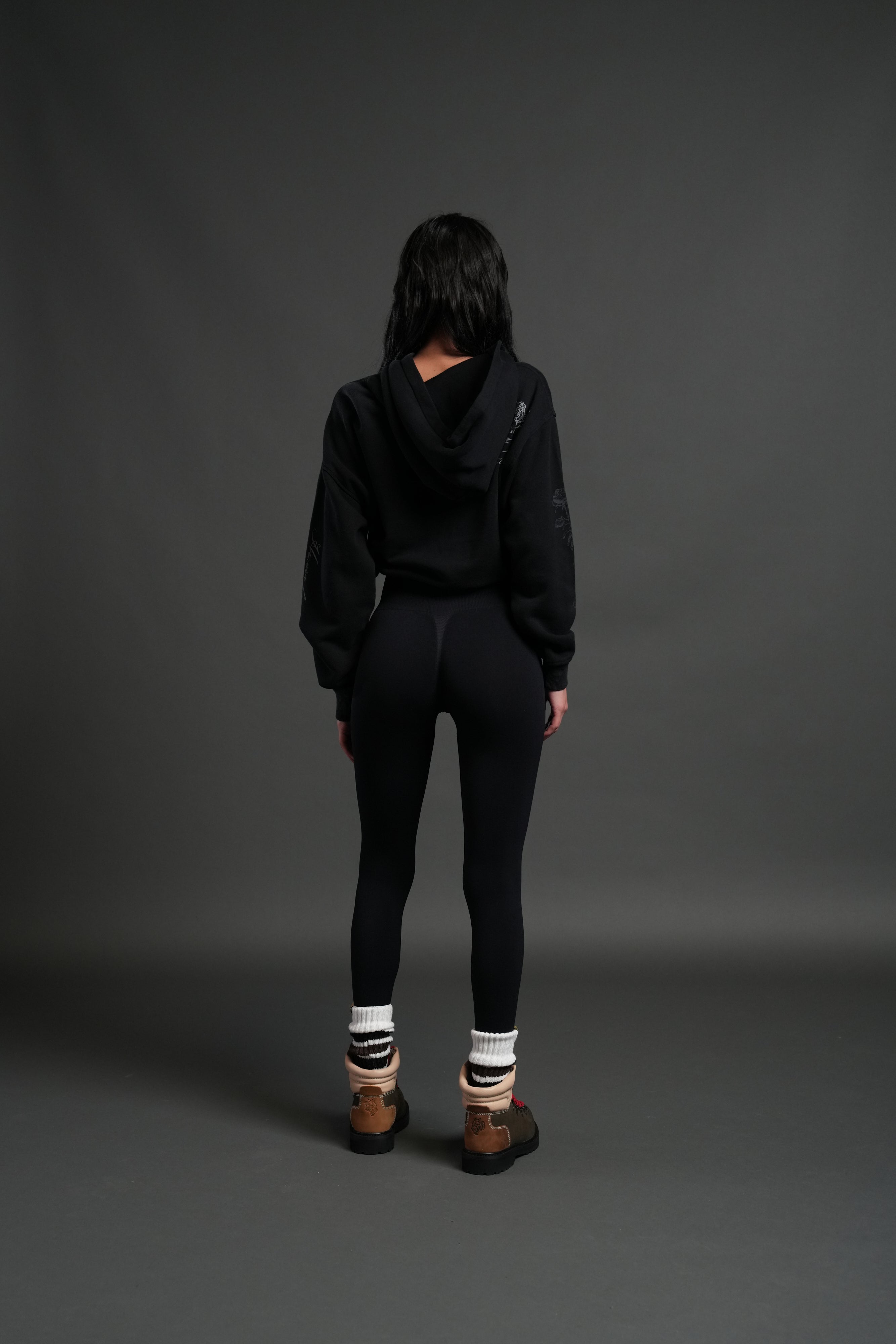 Fallen Cherub "Dempsey" Cropped Hoodie in Black Drift Wash — imagem 4