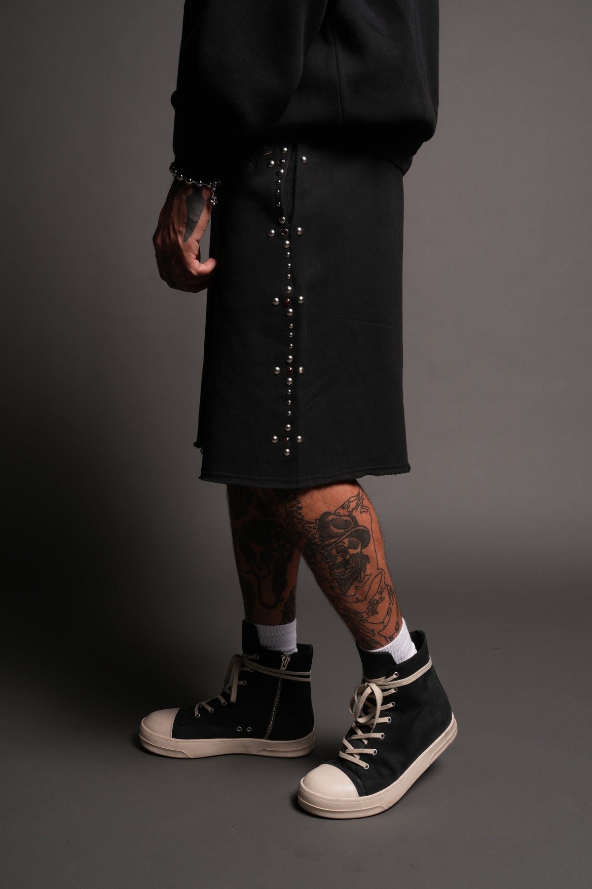 Wolves Heritage Raw Hem Oversized Post Lounge Sweat Shorts In Black - imagem 4