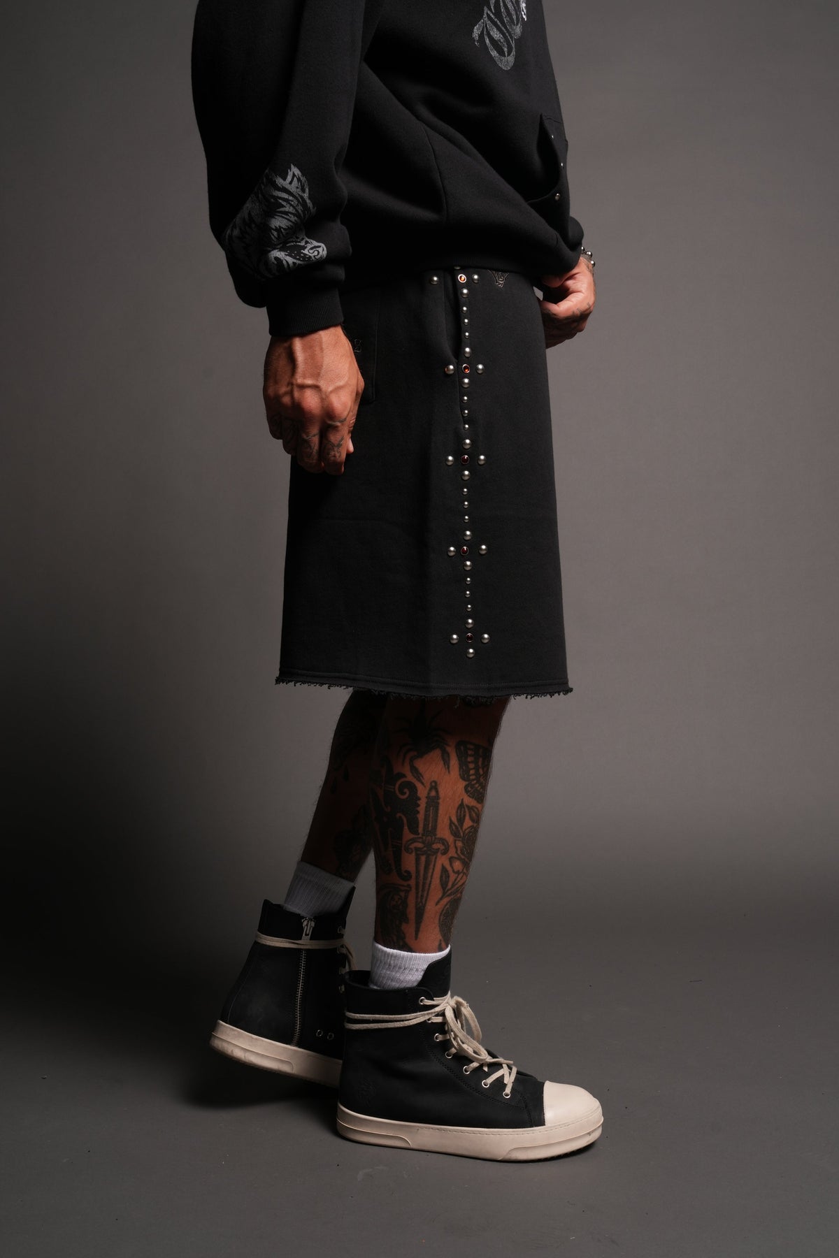 Wolves Heritage Raw Hem Oversized Post Lounge Sweat Shorts In Black - imagem 5
