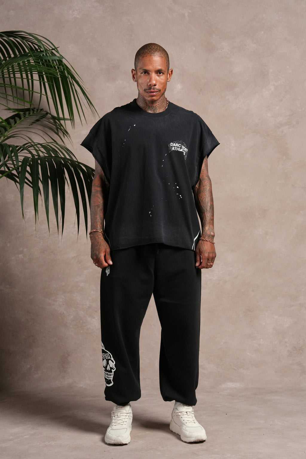 Hot Rod Grunge Cut-Off Mid Length Raw Hem Tee in Black Drift Wash — imagem 5