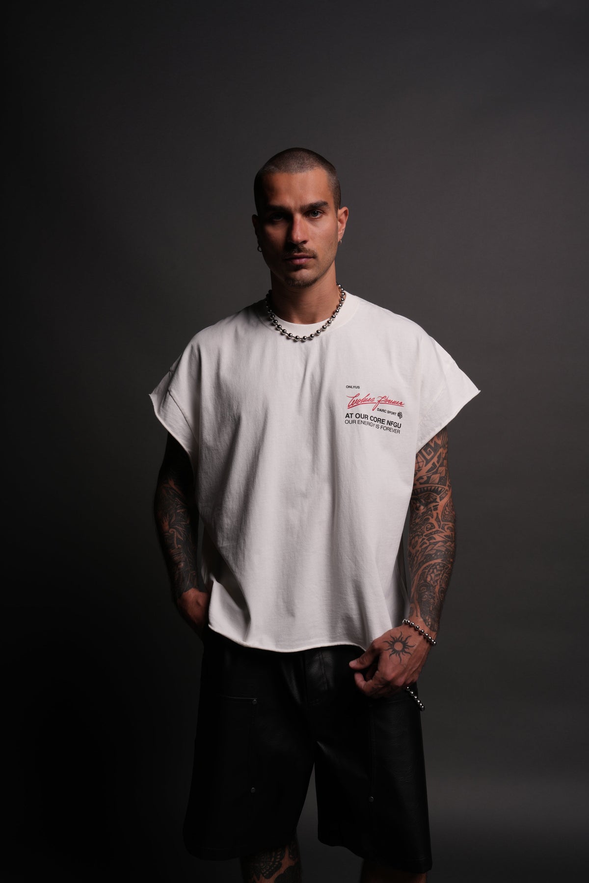 At Our Core "Grunge" Cut Off Tee in Cream — imagem 2