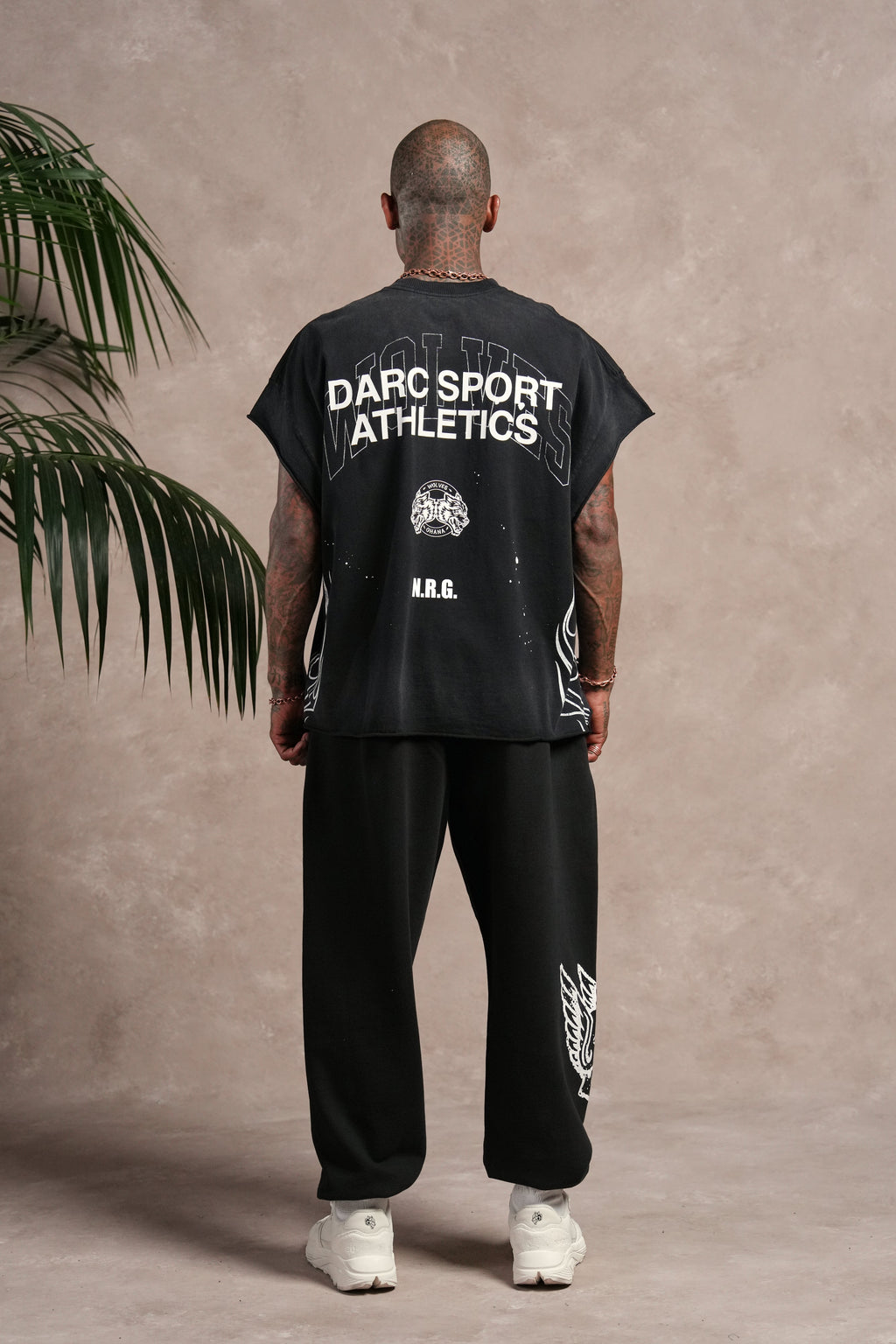 Hot Rod Grunge Cut-Off Mid Length Raw Hem Tee in Black Drift Wash — imagem 6