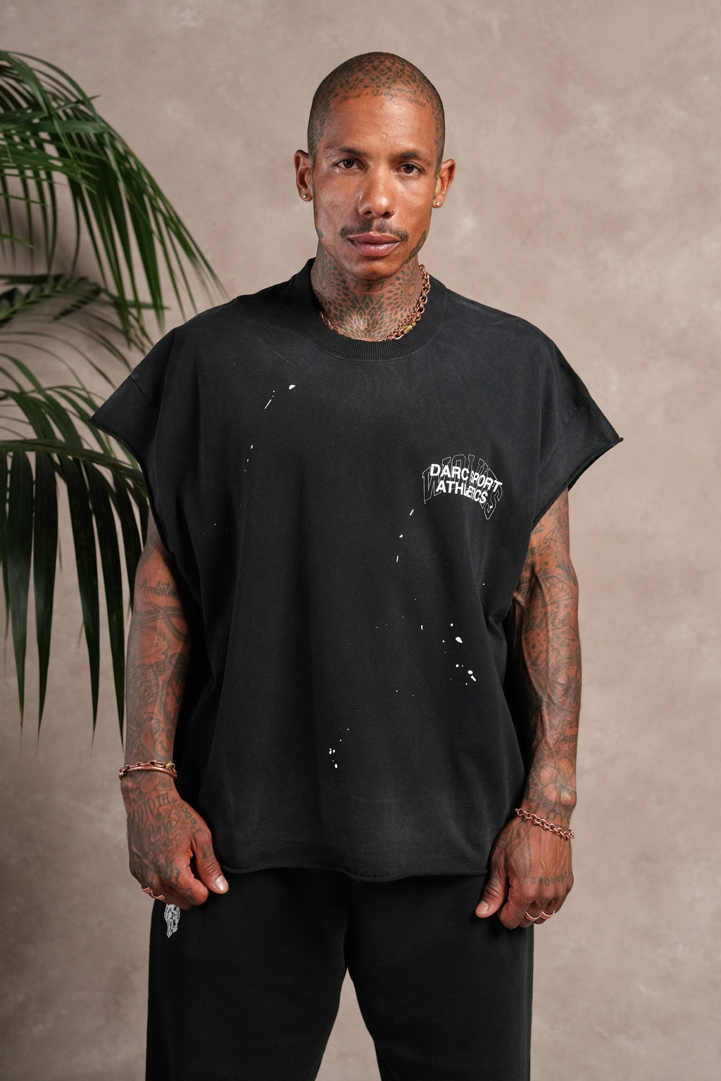 Hot Rod Grunge Cut-Off Mid Length Raw Hem Tee in Black Drift Wash — imagem 2