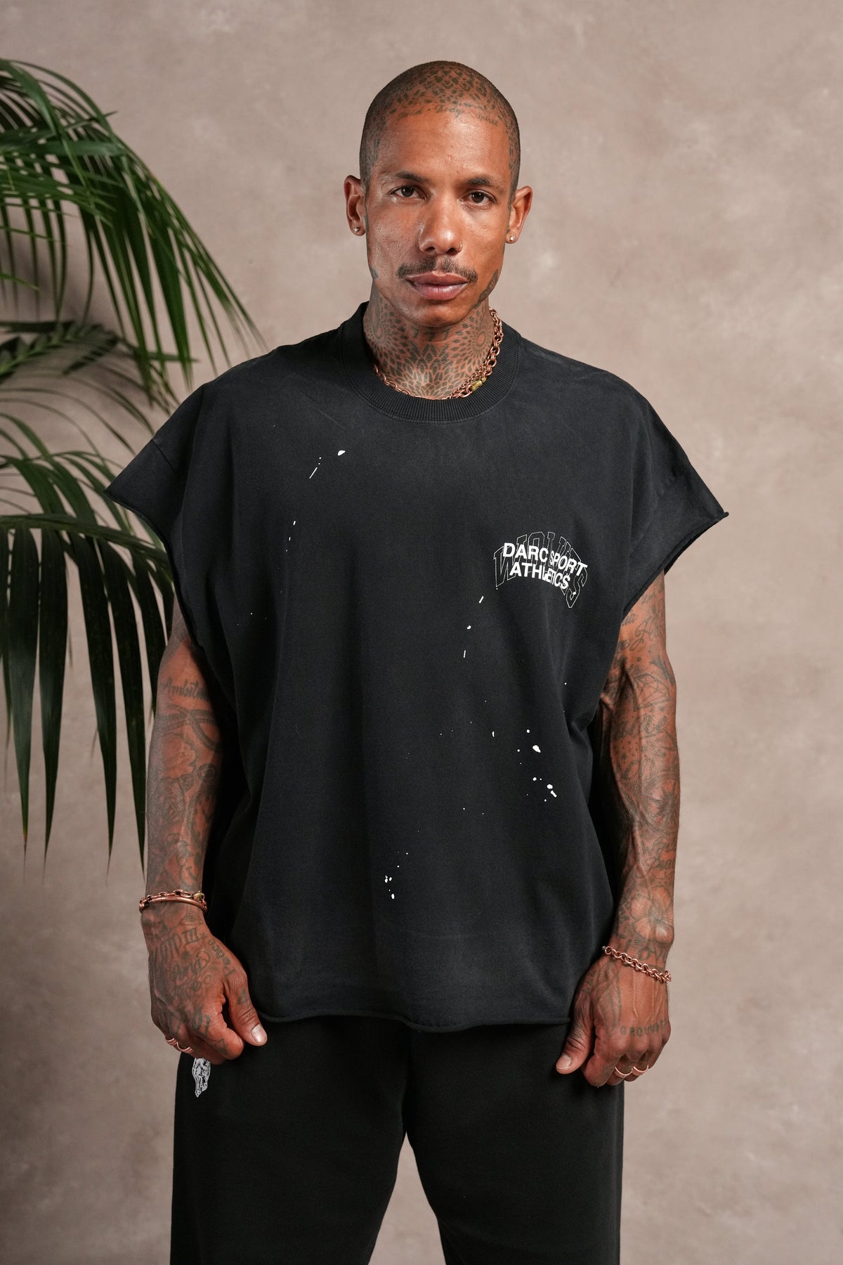 Hot Rod Grunge Cut-Off Mid Length Raw Hem Tee in Black Drift Wash — imagem 2