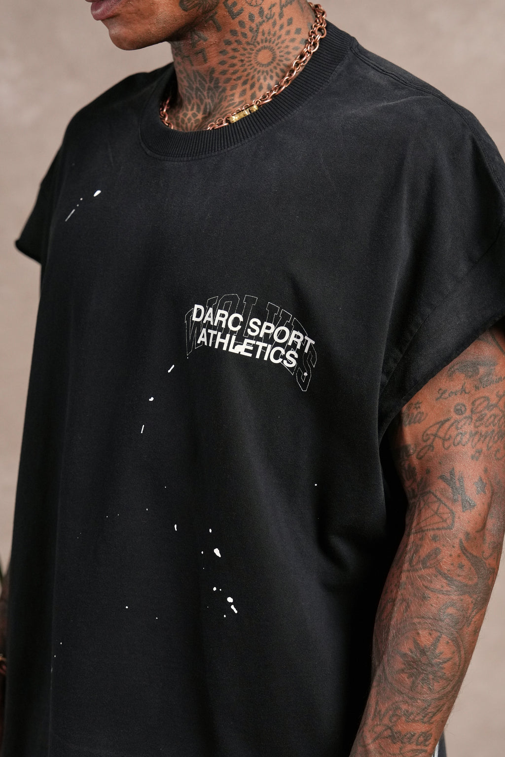 Hot Rod Grunge Cut-Off Mid Length Raw Hem Tee in Black Drift Wash — imagem 7