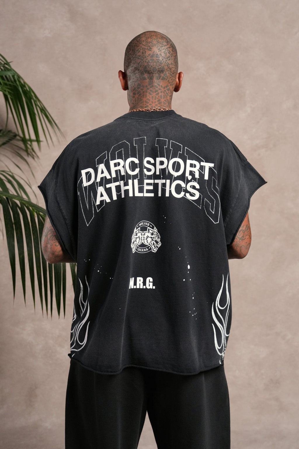 Hot Rod Grunge Cut-Off Mid Length Raw Hem Tee in Black Drift Wash — imagem principal
