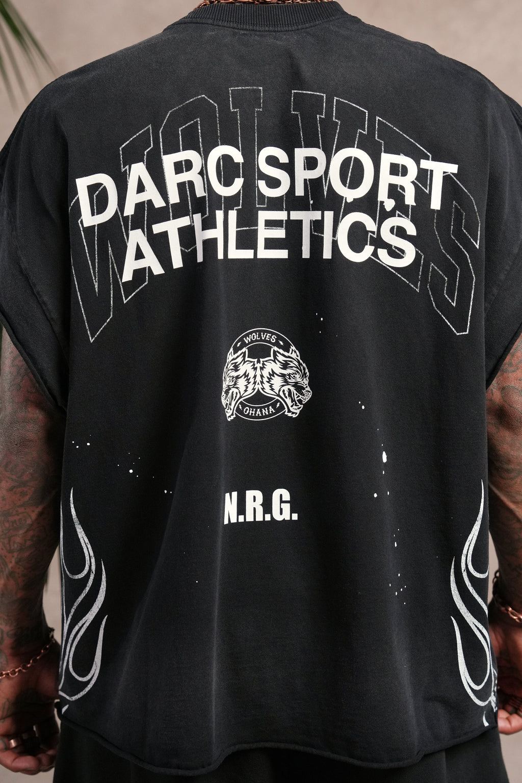 Hot Rod Grunge Cut-Off Mid Length Raw Hem Tee in Black Drift Wash — imagem 8