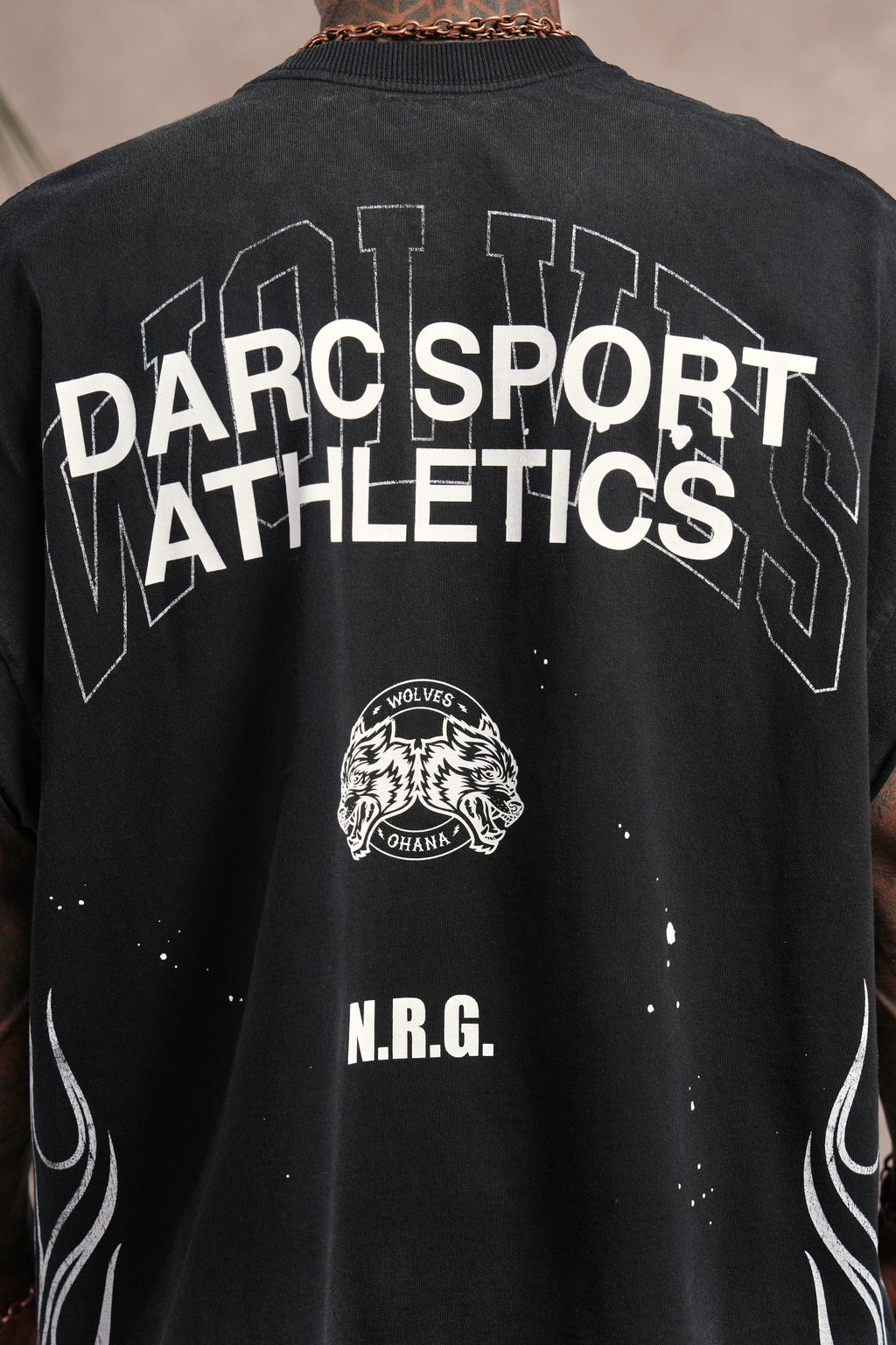 Hot Rod Grunge Cut-Off Mid Length Raw Hem Tee in Black Drift Wash — imagem 9