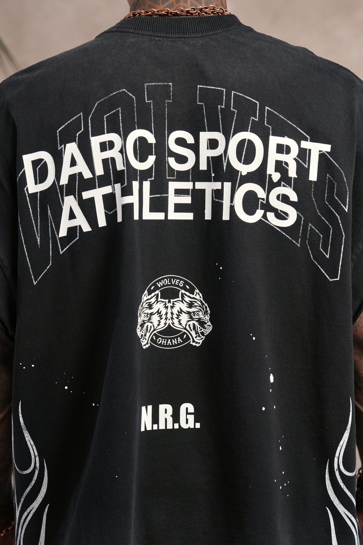 Hot Rod Grunge Cut-Off Mid Length Raw Hem Tee in Black Drift Wash — imagem 9