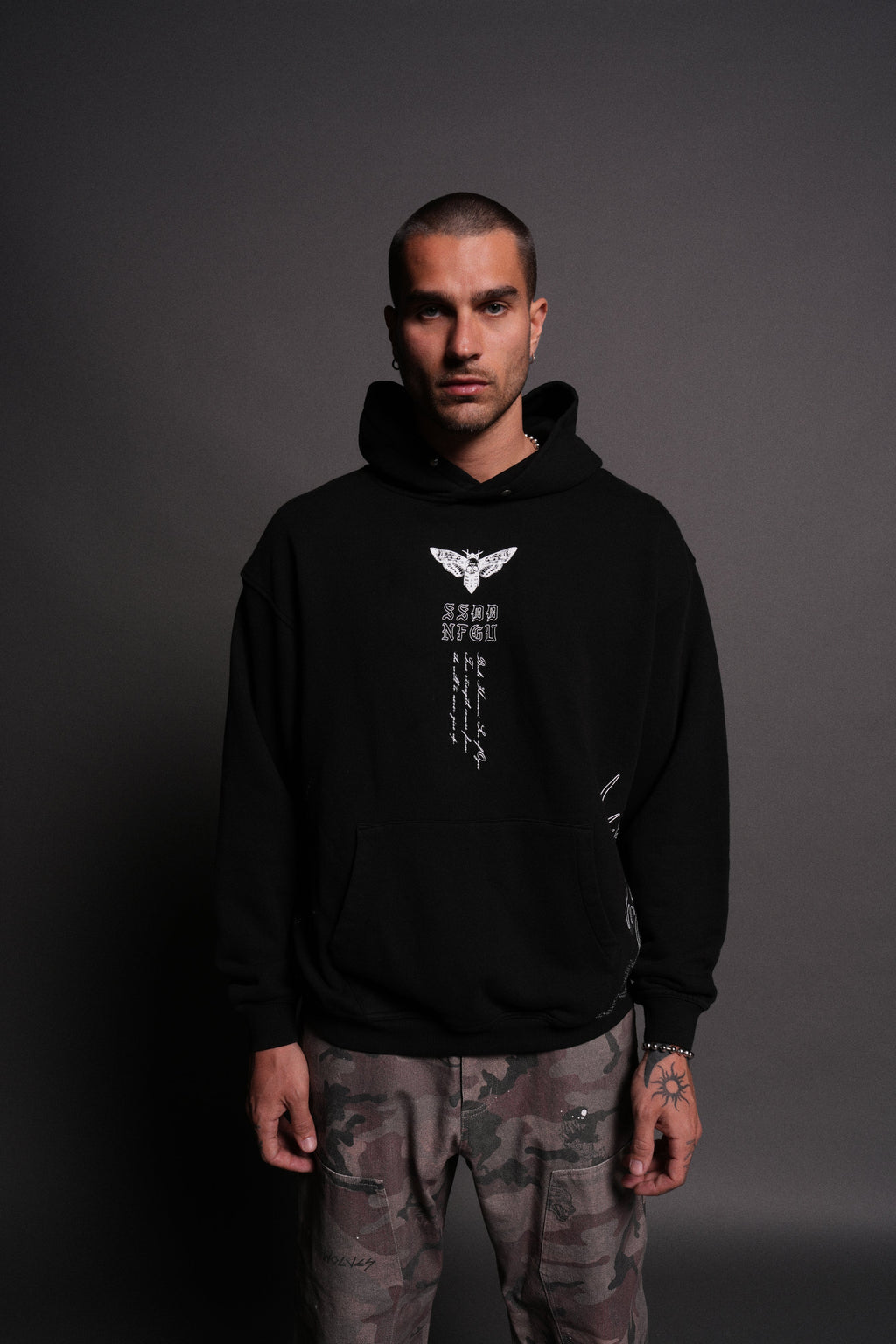 Yujiro Hanma "Pierce" Hoodie in Black — imagem 2