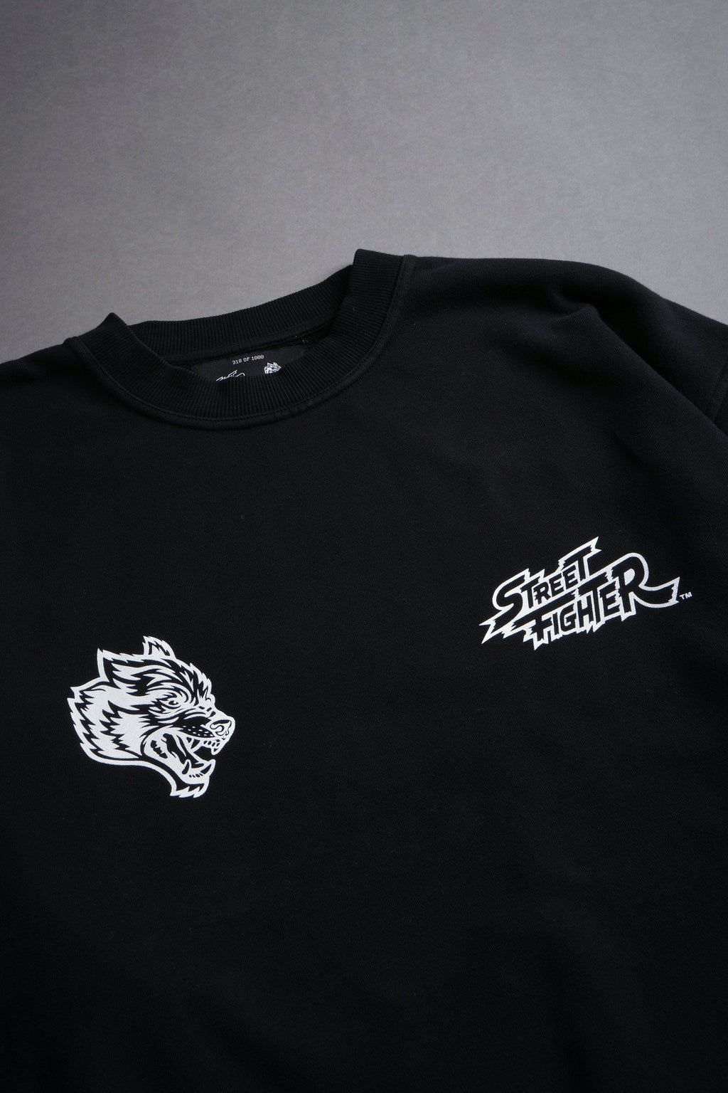 Final Boss Unisex London Crewneck in Black - imagem 9