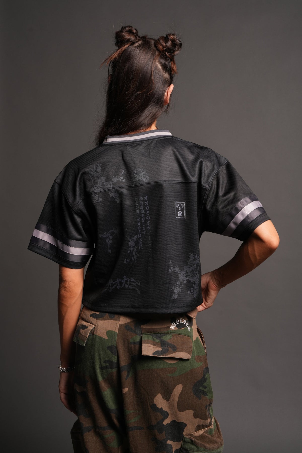 Honor She Football Crop Jersey in Black — imagem 2