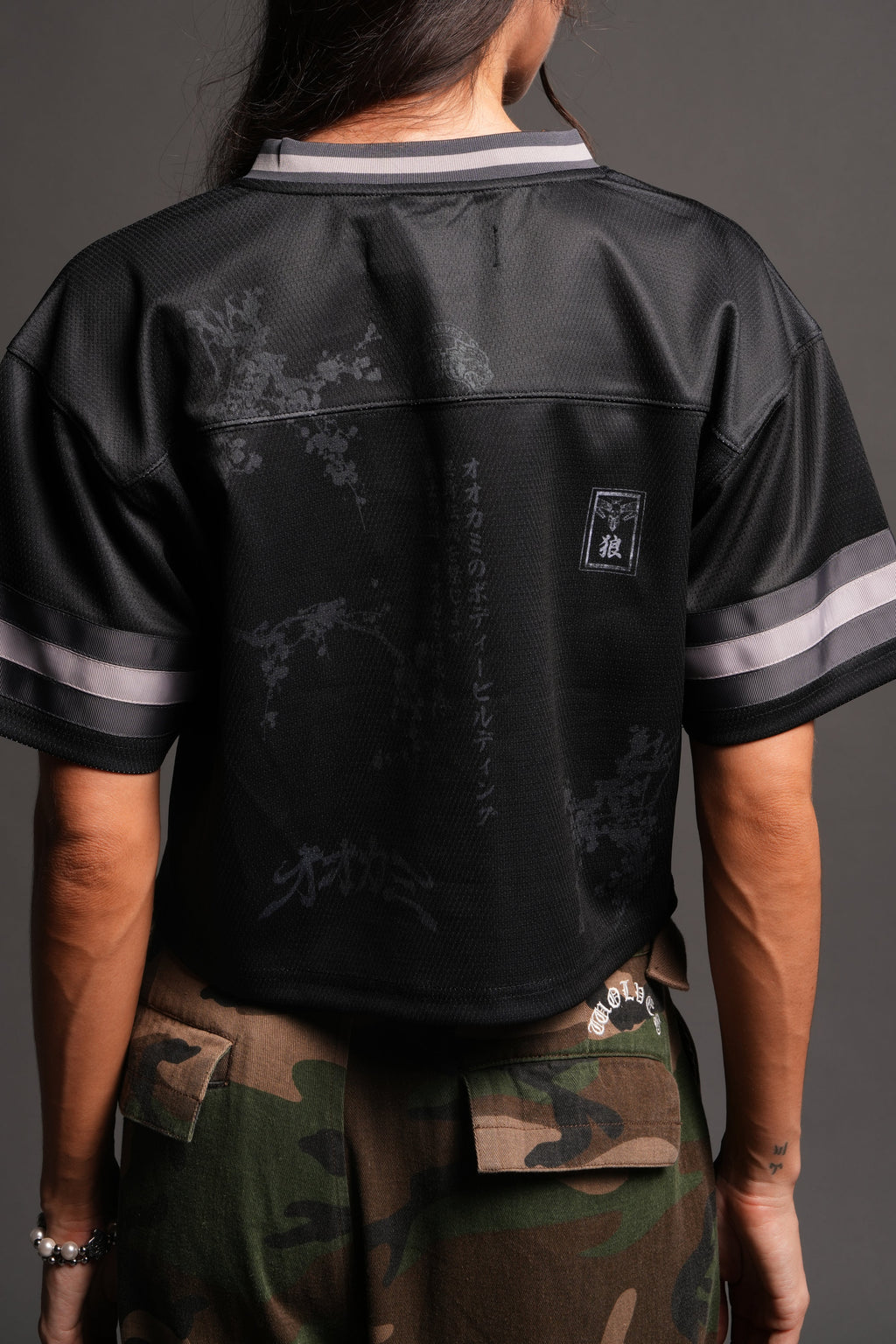 Honor She Football Crop Jersey in Black — imagem 5