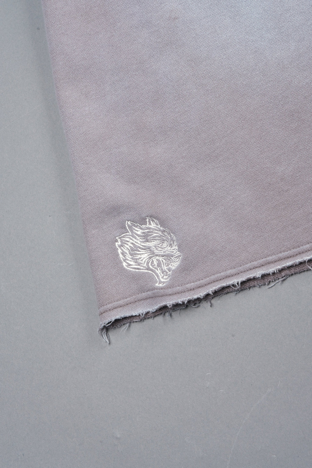 Dual Wolf Capri Sweat Pants In Pale Gray Super Sun Fade