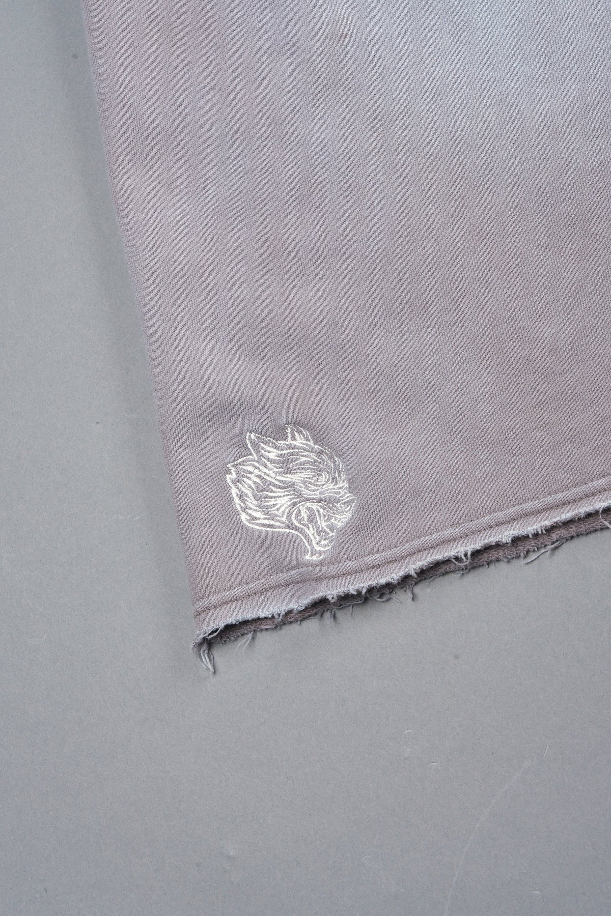 Dual Wolf Capri Sweat Pants In Pale Gray Super Sun Fade
