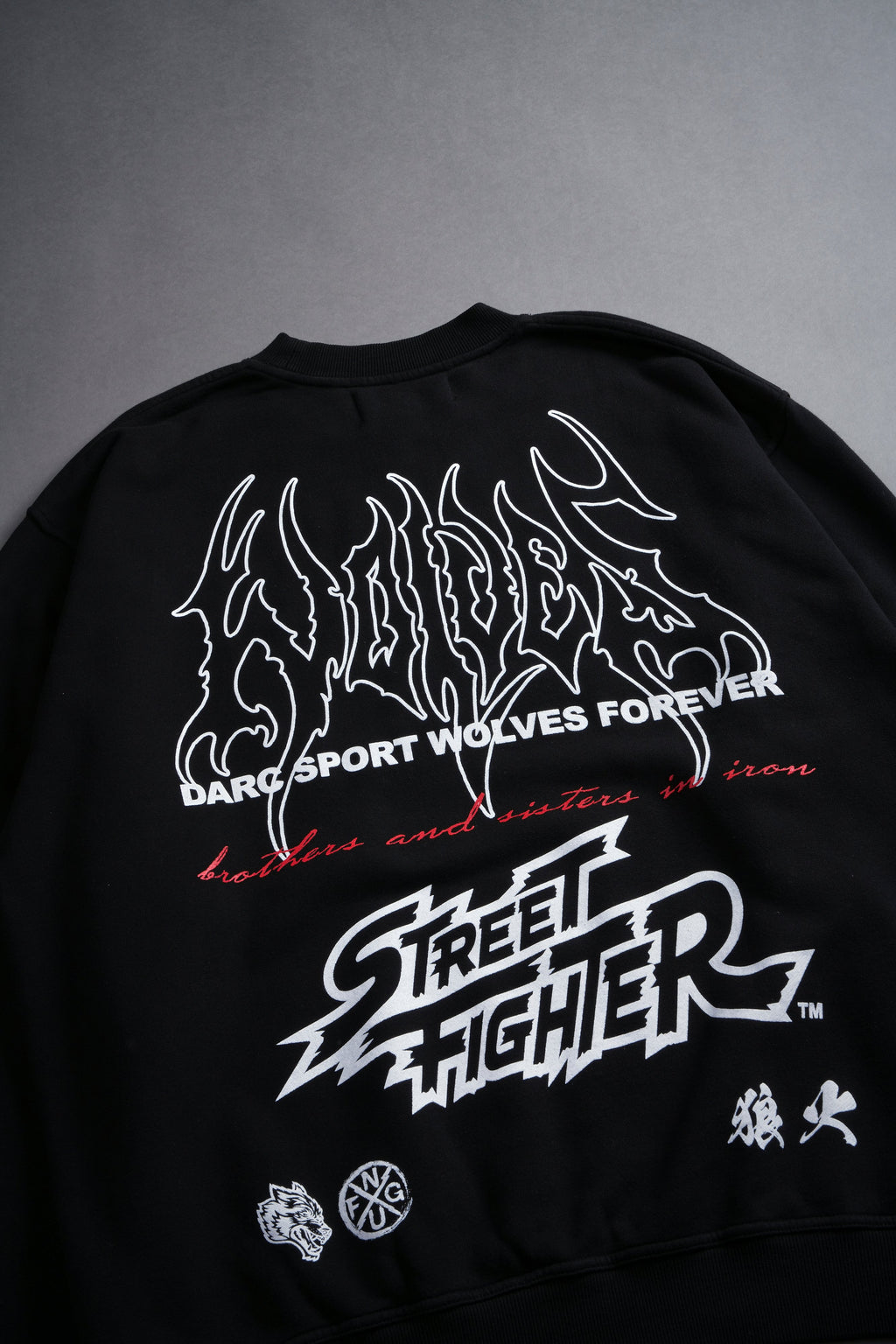 Final Boss Unisex London Crewneck in Black - imagem 10