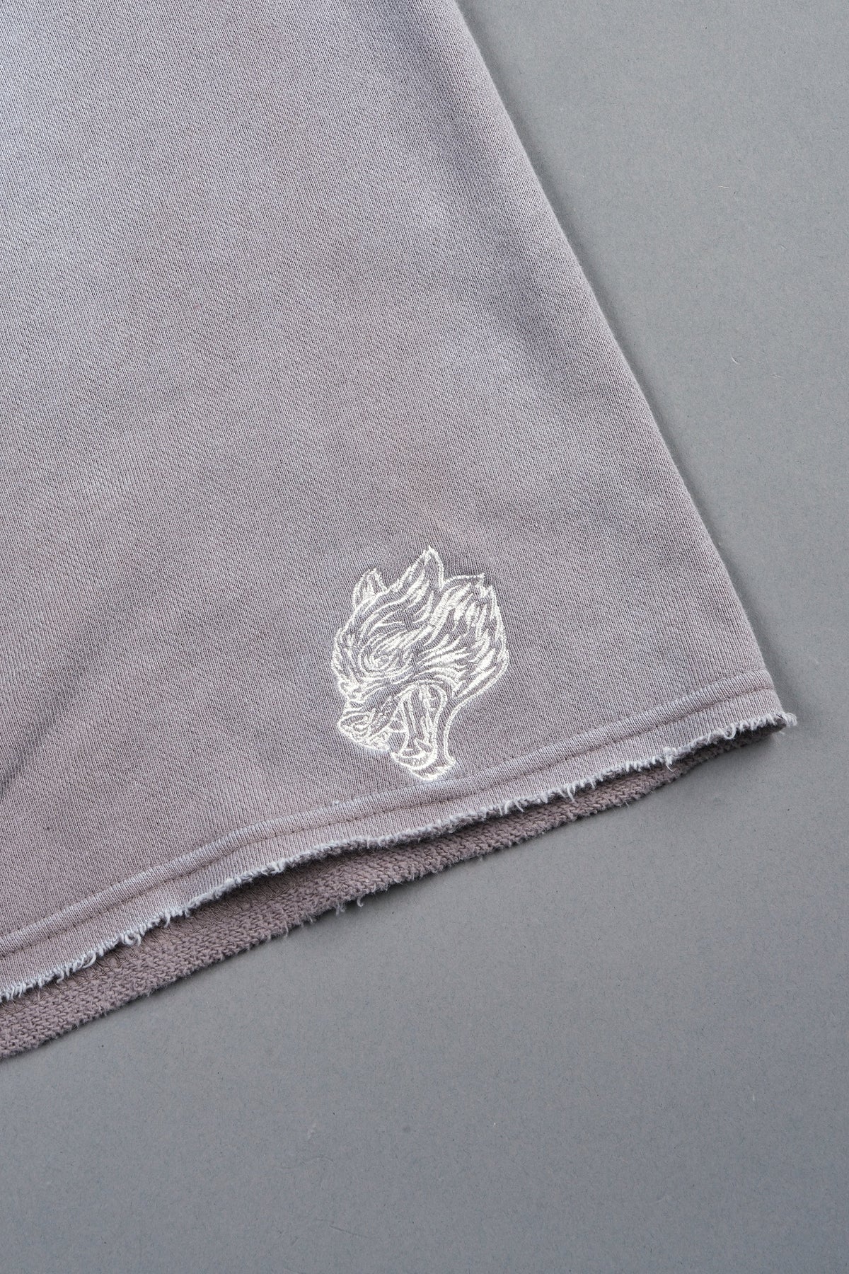 Dual Wolf Capri Sweat Pants In Pale Gray Super Sun Fade