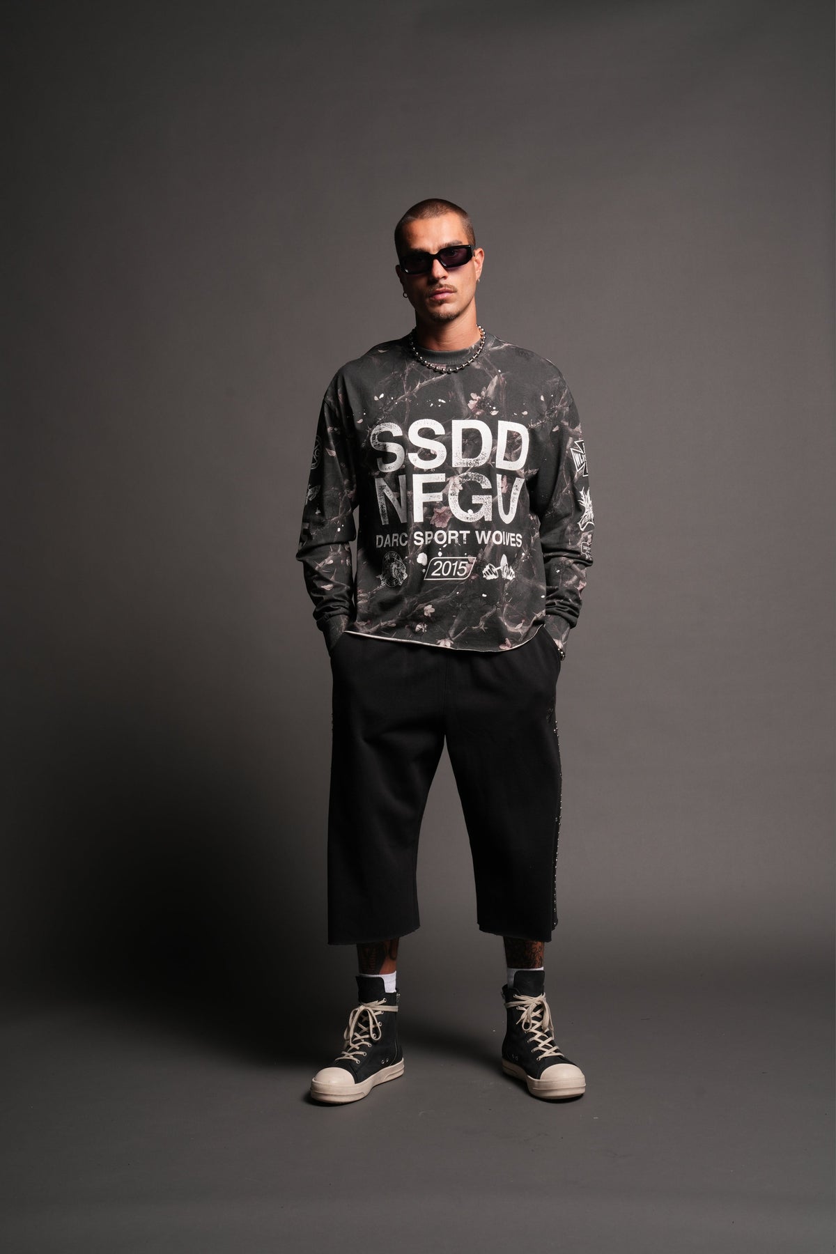 Club Core Grunge Mid Length Raw Hem Ls Tee In All Of Us Camo - imagem 5