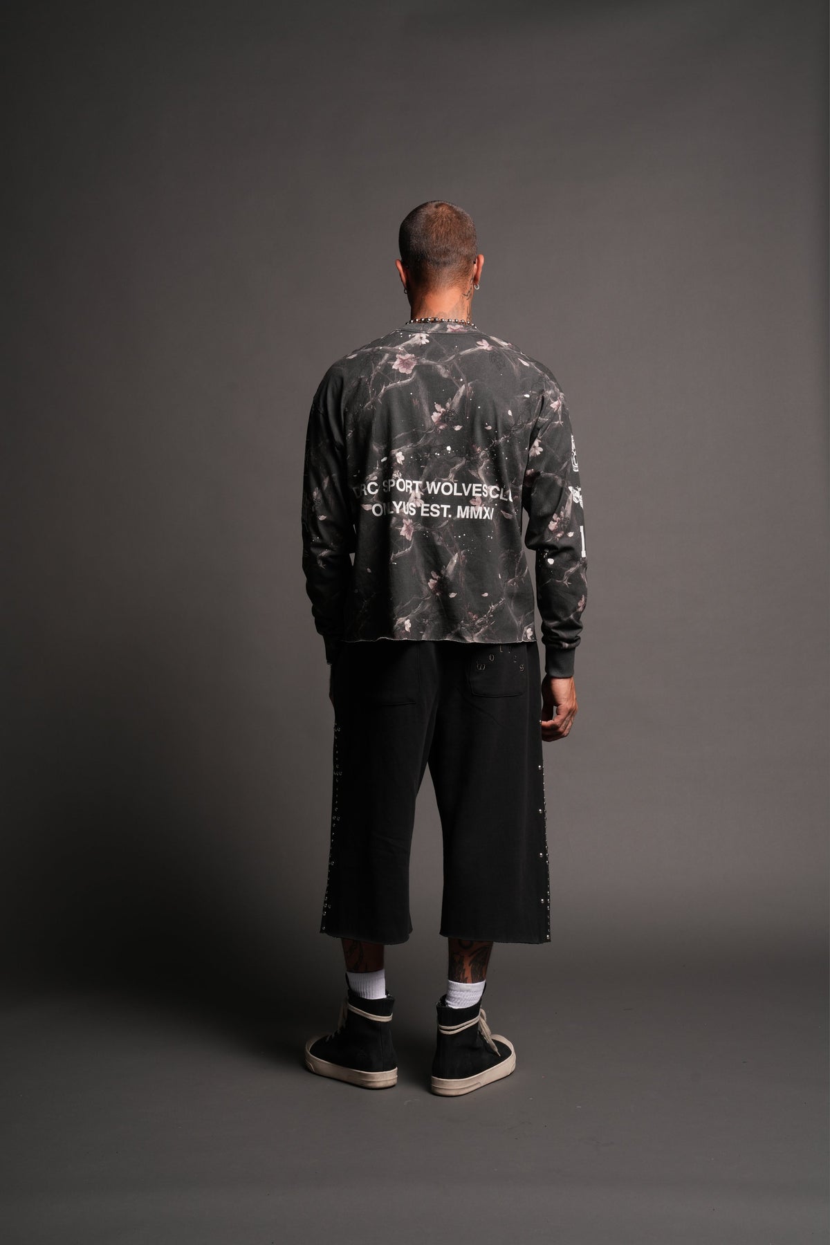 Club Core Grunge Mid Length Raw Hem Ls Tee In All Of Us Camo - imagem 6