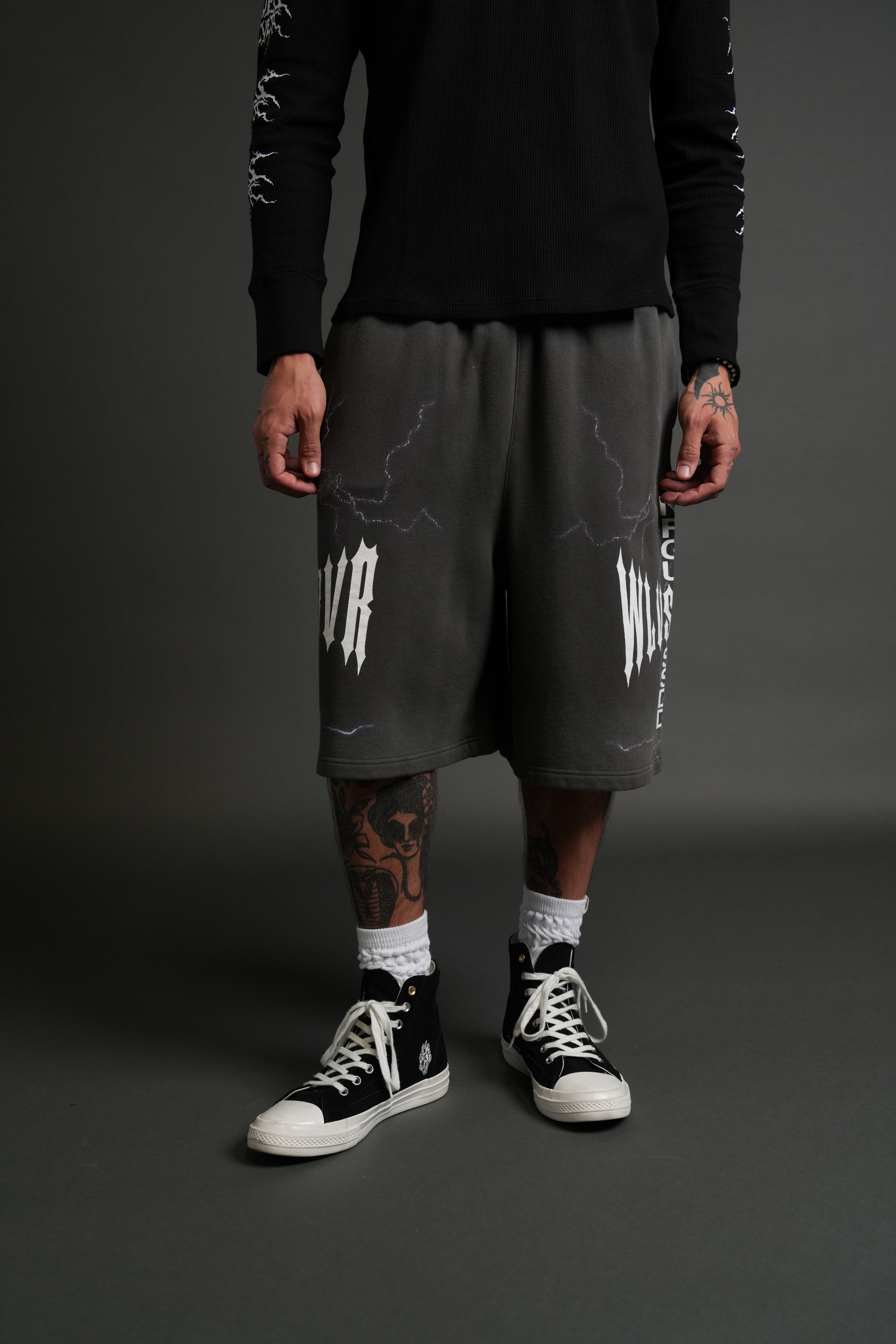 Iron Code Oversized Osiris Sweat Shorts in Wolf Gray Drift Wash — imagem 2