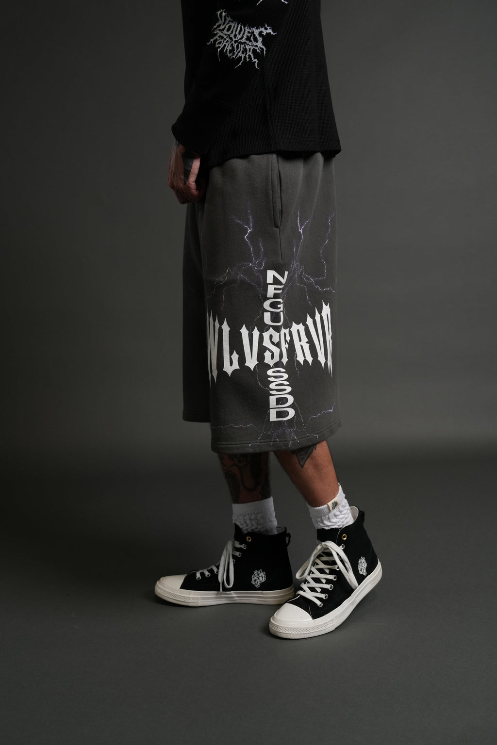 Iron Code Oversized Osiris Sweat Shorts in Wolf Gray Drift Wash — imagem 4