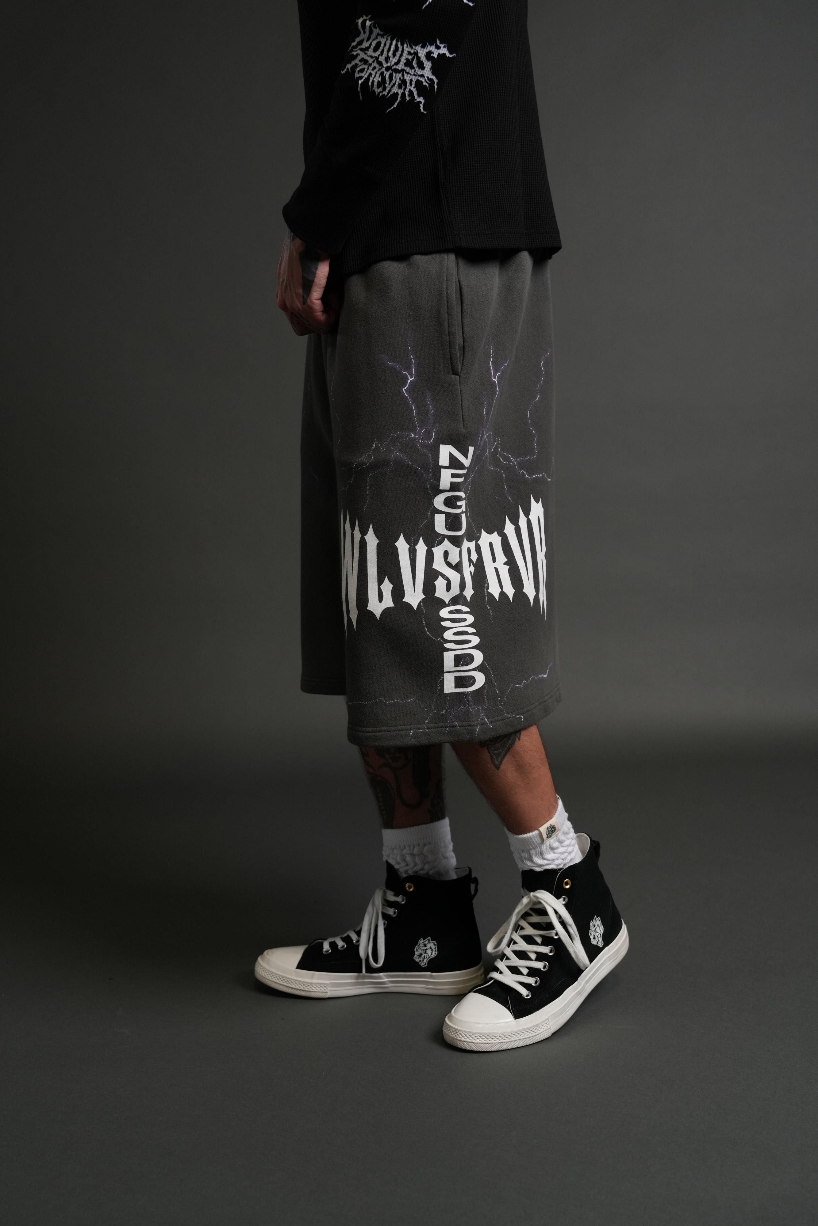 Iron Code Oversized Osiris Sweat Shorts in Wolf Gray Drift Wash — imagem 4