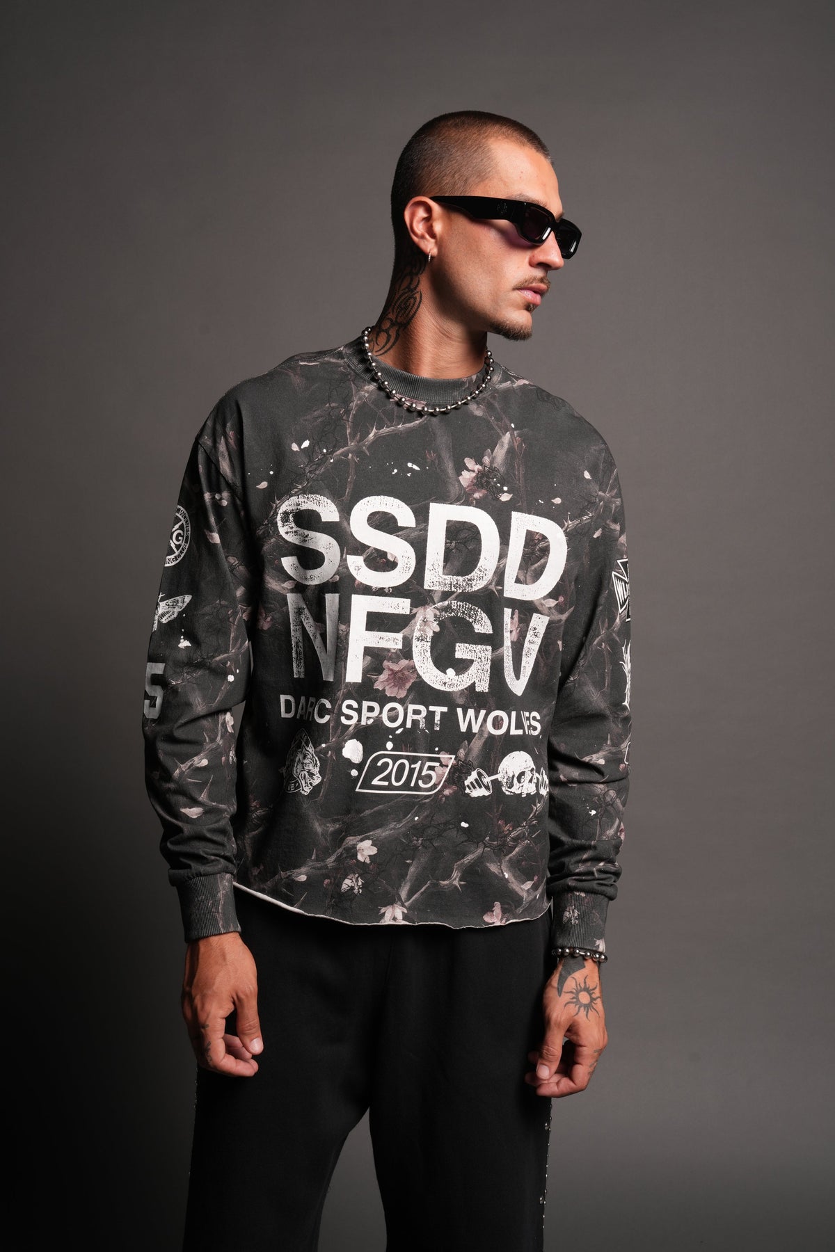 Club Core Grunge Mid Length Raw Hem Ls Tee In All Of Us Camo - imagem 4