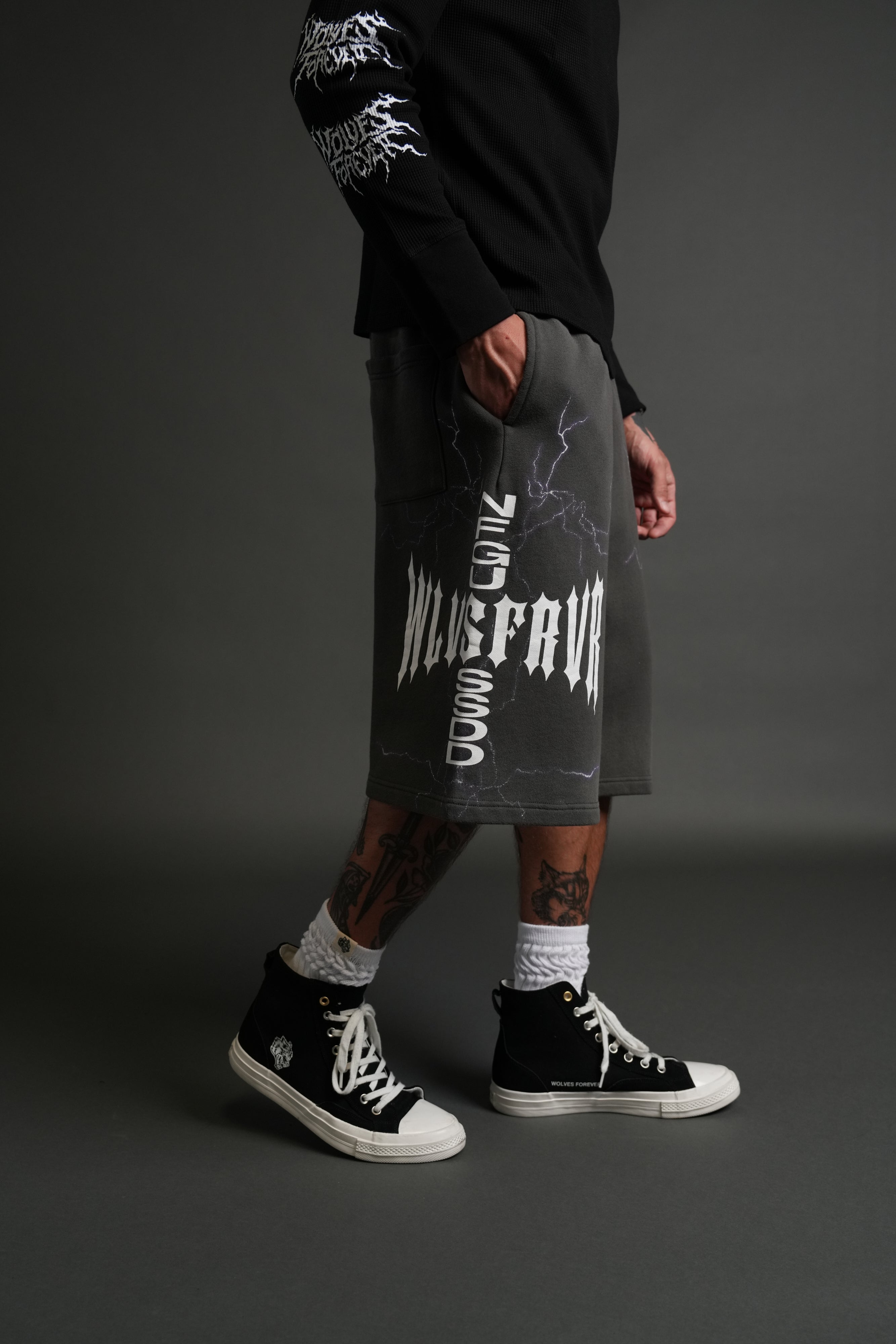 Iron Code Oversized Osiris Sweat Shorts in Wolf Gray Drift Wash — imagem 5