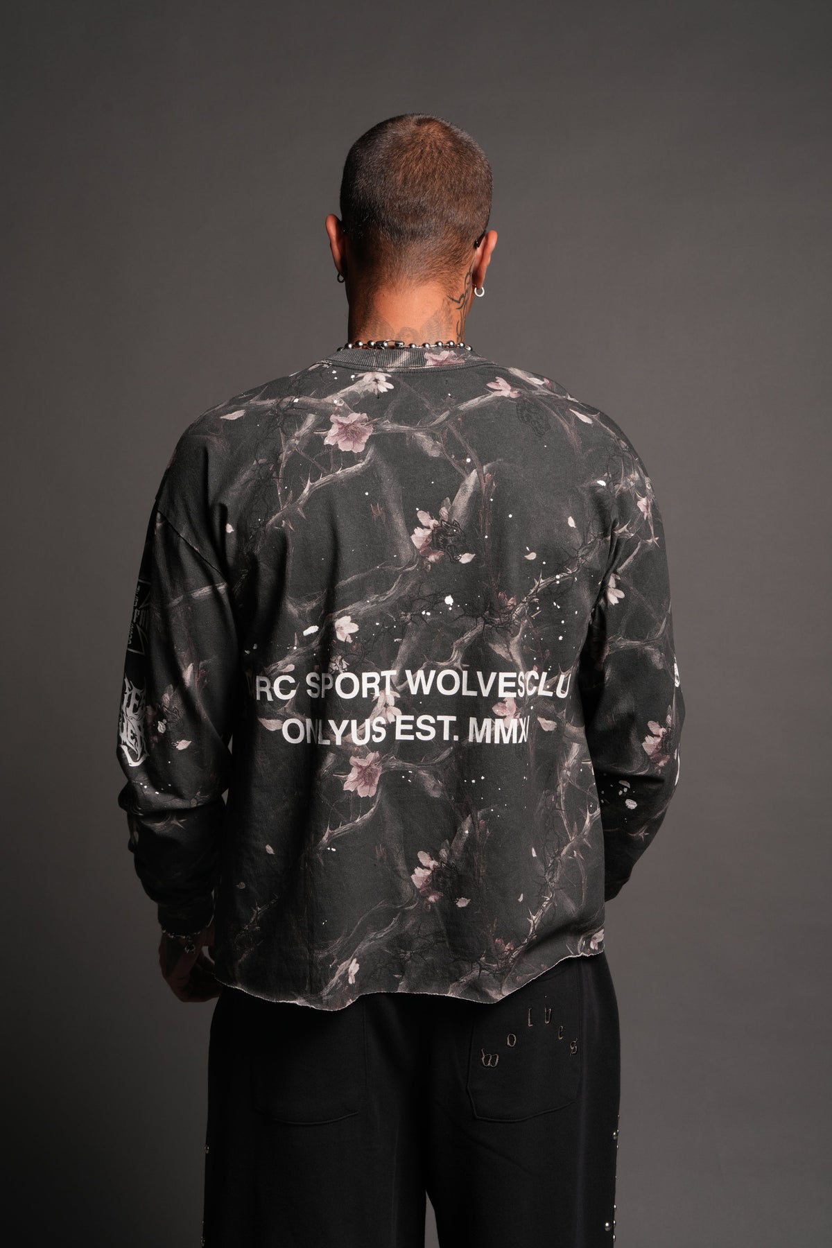 Club Core Grunge Mid Length Raw Hem Ls Tee In All Of Us Camo - imagem 2