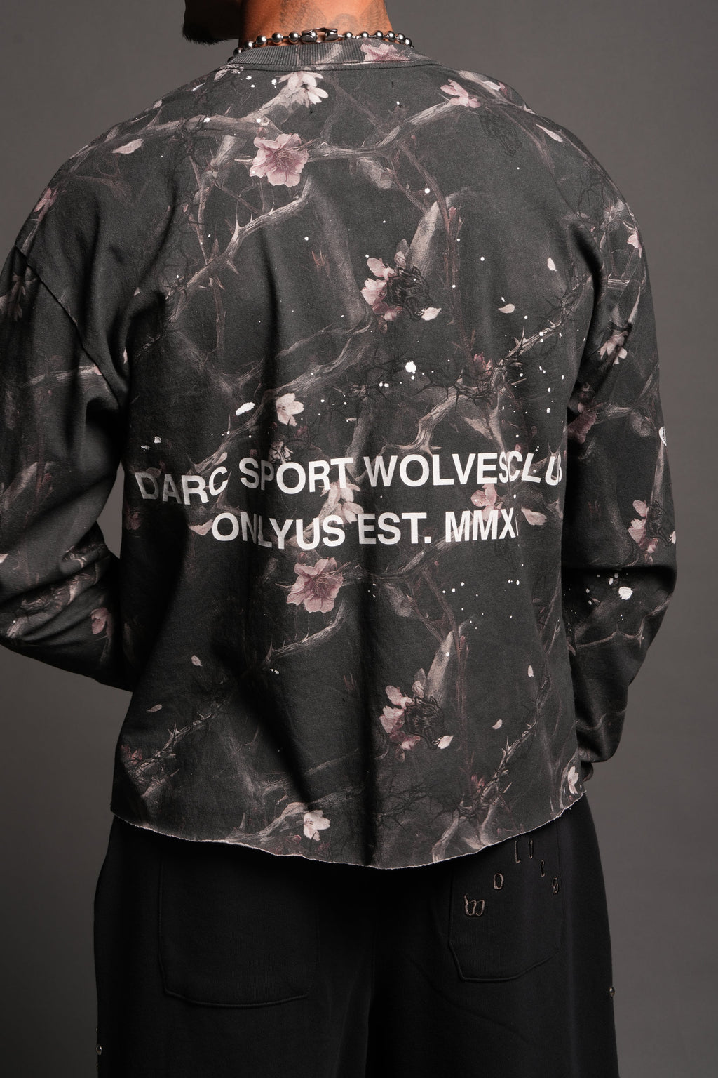 Club Core Grunge Mid Length Raw Hem Ls Tee In All Of Us Camo - imagem 8