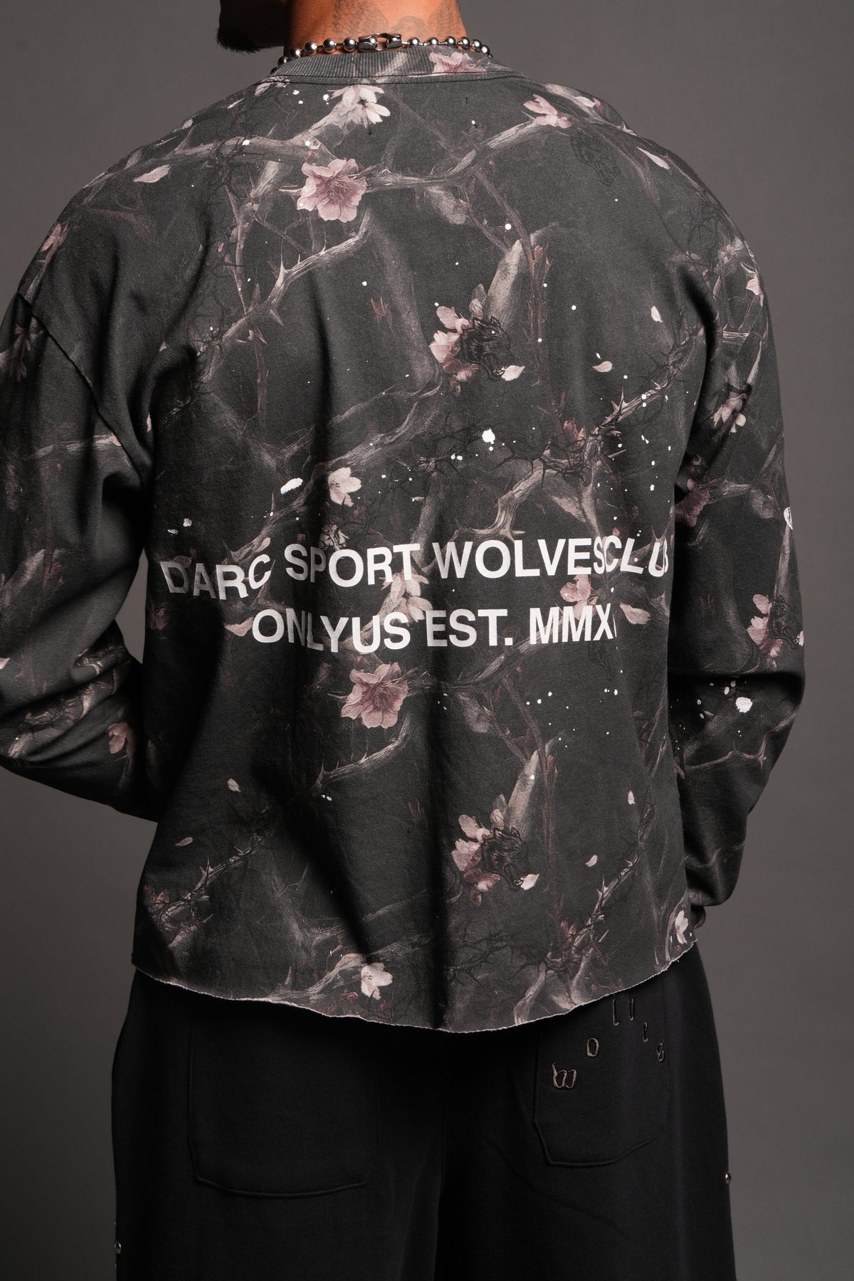 Club Core Grunge Mid Length Raw Hem Ls Tee In All Of Us Camo - imagem 8