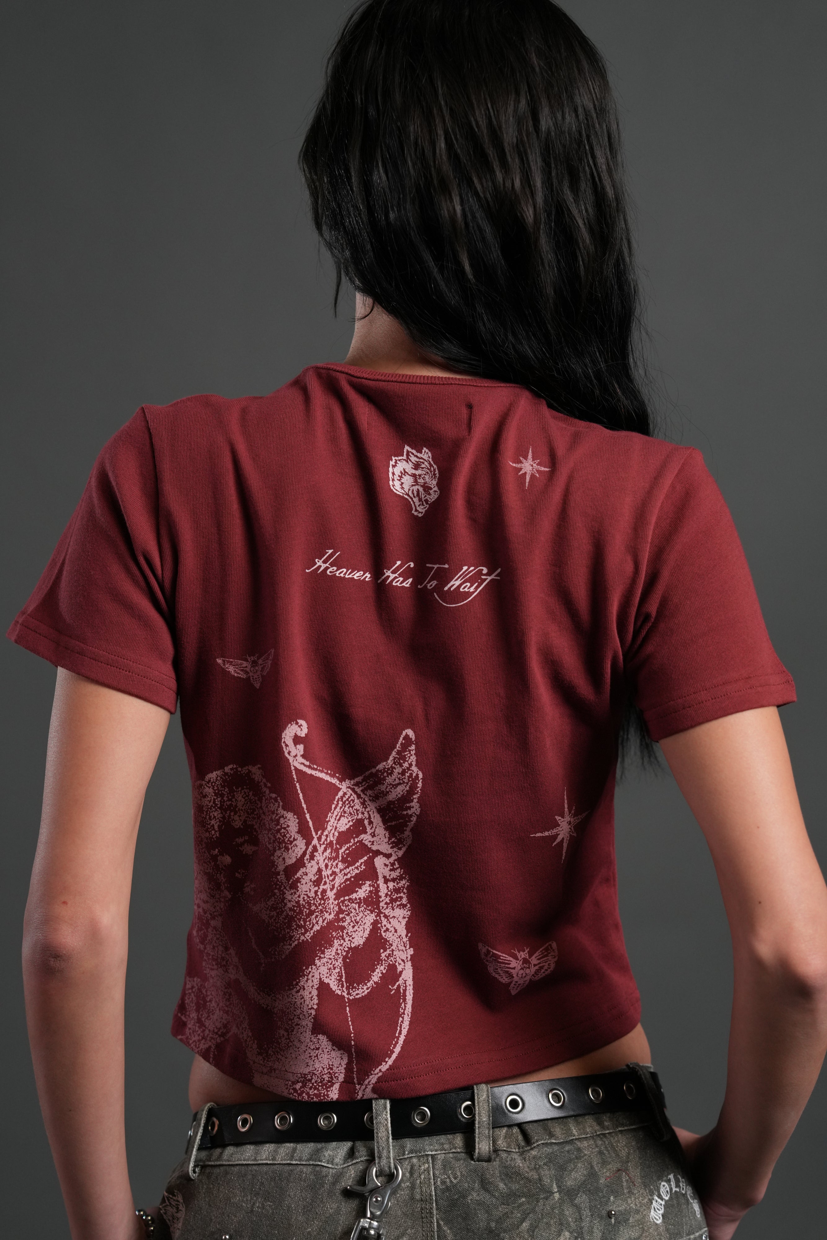 Sacred Flash "Timeless" Tee in Cherry Red — imagem 6