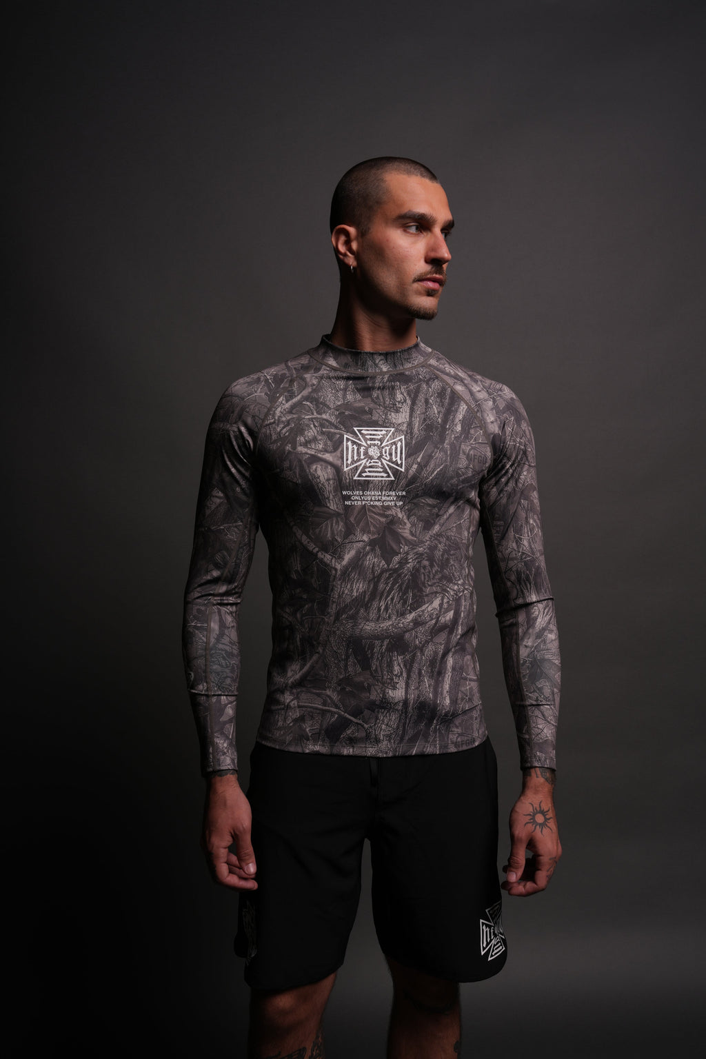 Core Rash Guard in Dusk Moss Driftwood Forest Camo — imagem 2