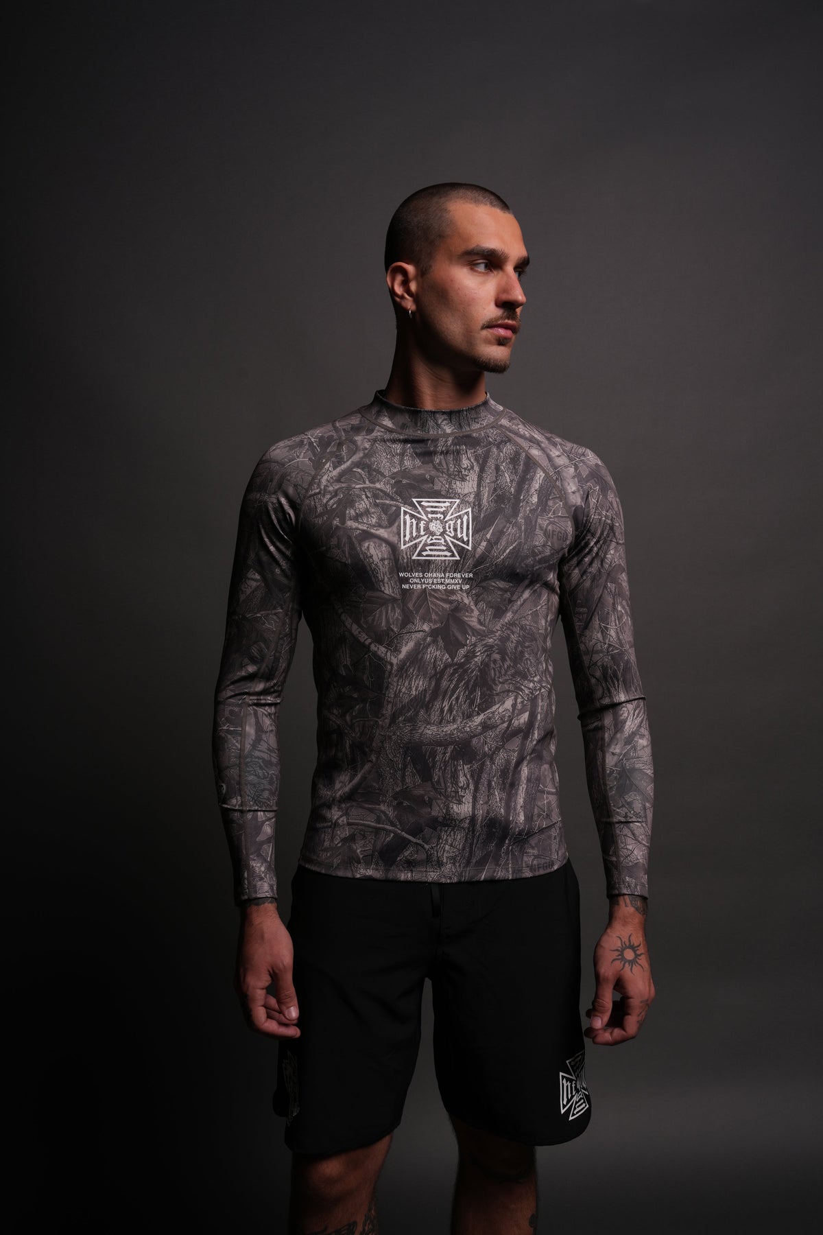 Core Rash Guard in Dusk Moss Driftwood Forest Camo — imagem 2