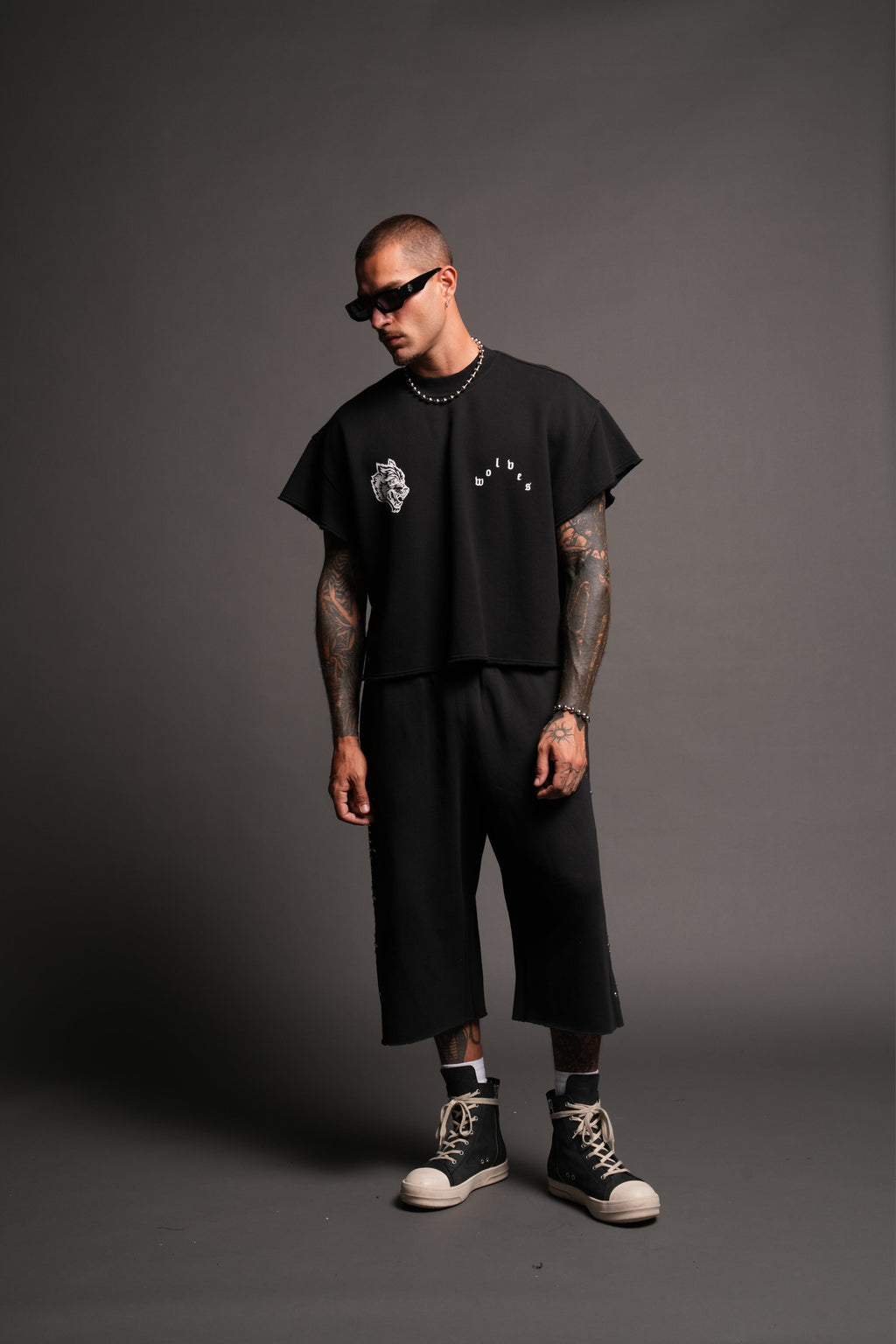 Wolf Pyramid Raw Hem Box Cut Cap Sleeve London Crewneck In Black - imagem 5