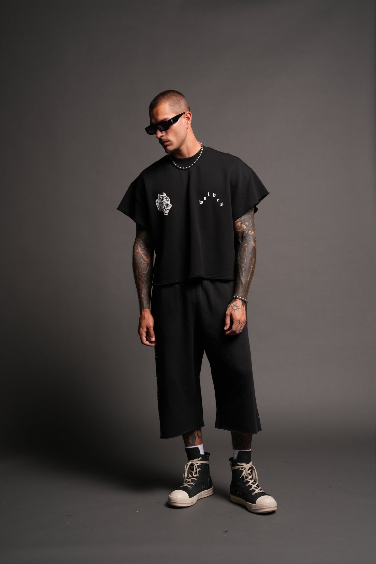 Wolf Pyramid Raw Hem Box Cut Cap Sleeve London Crewneck In Black - imagem 5