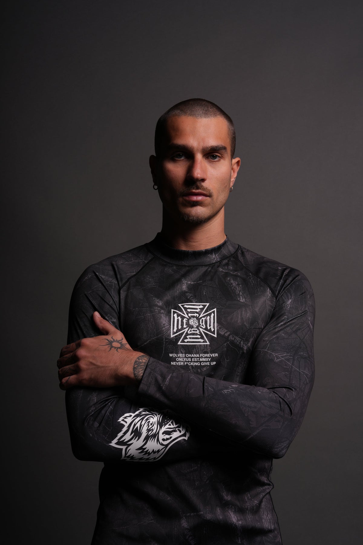 Core Rash Guard in Darc Driftwood Forest Camo — imagem 10