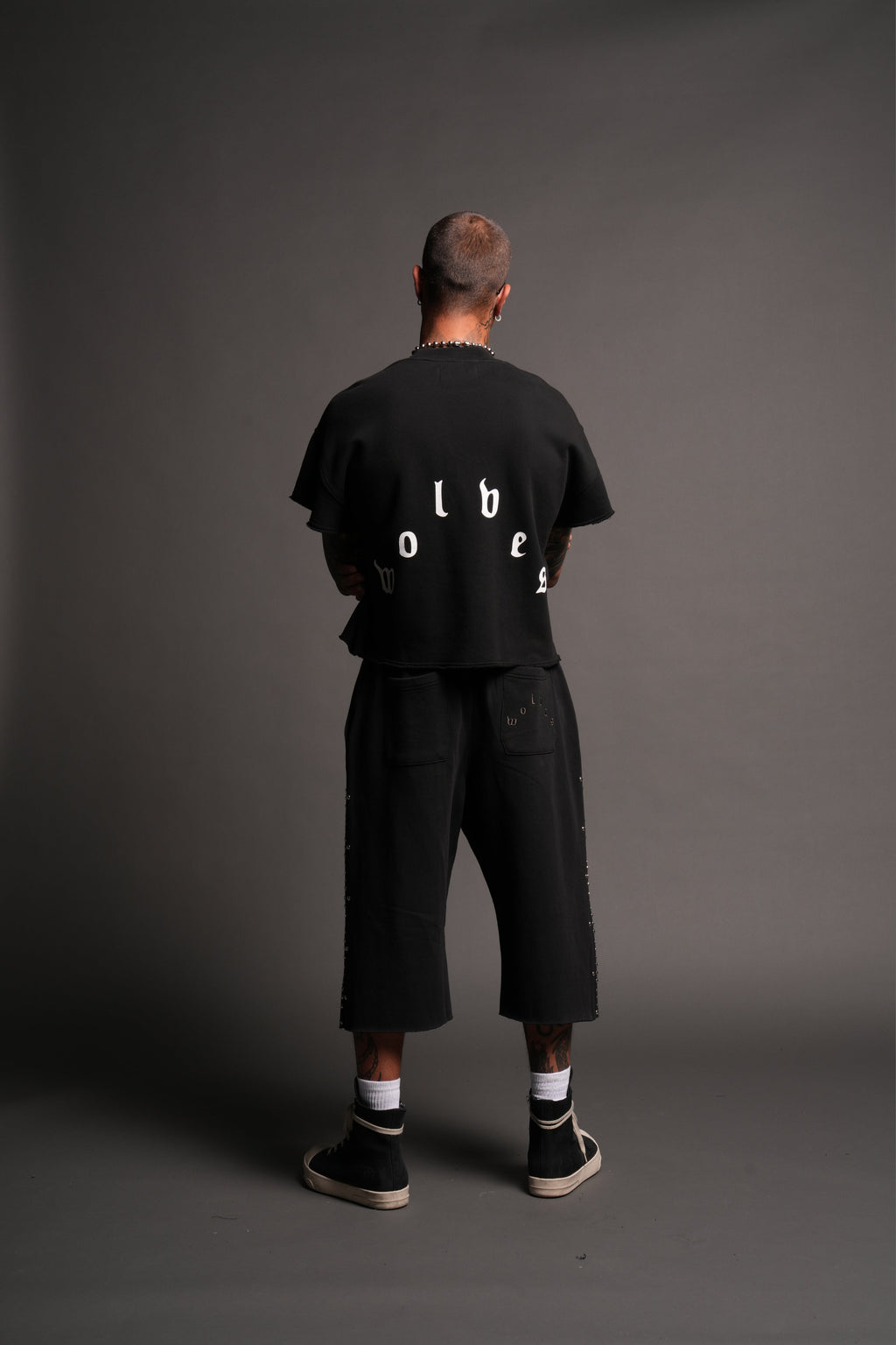 Wolf Pyramid Raw Hem Box Cut Cap Sleeve London Crewneck In Black - imagem 6