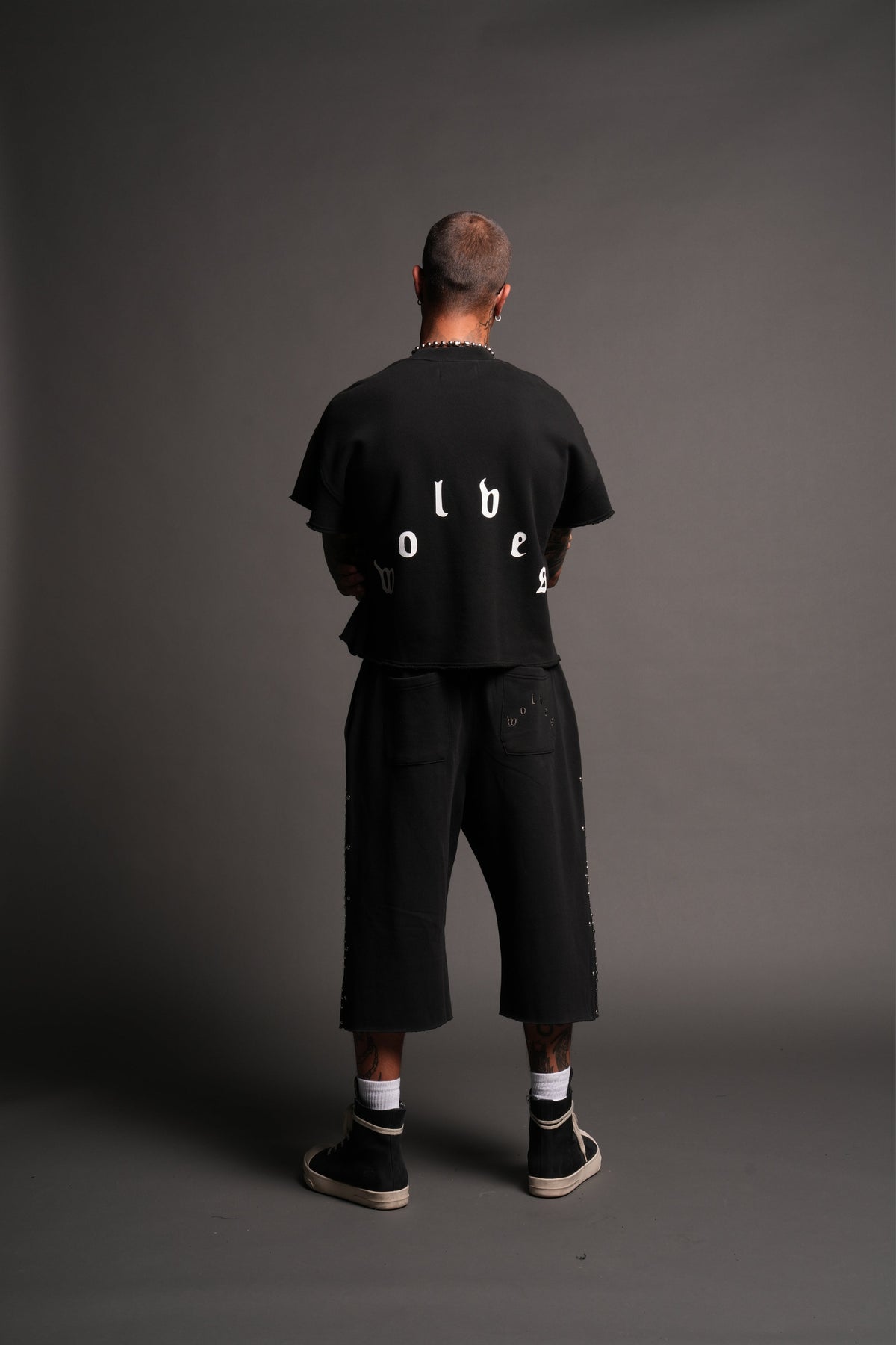 Wolf Pyramid Raw Hem Box Cut Cap Sleeve London Crewneck In Black - imagem 6