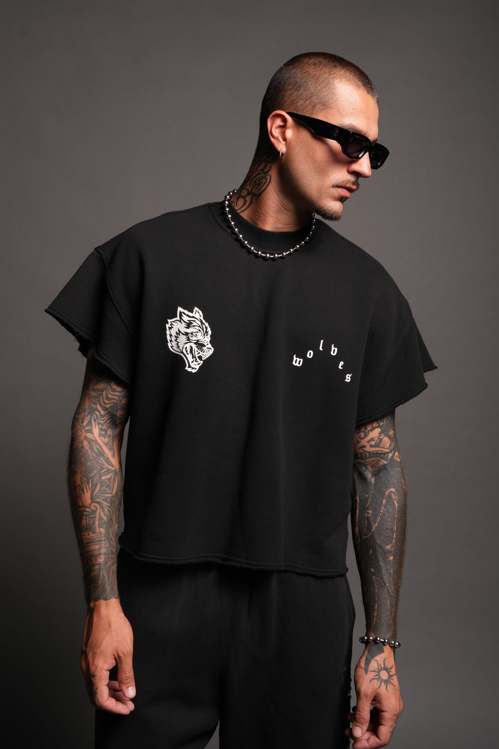 Wolf Pyramid Raw Hem Box Cut Cap Sleeve London Crewneck In Black - imagem 4
