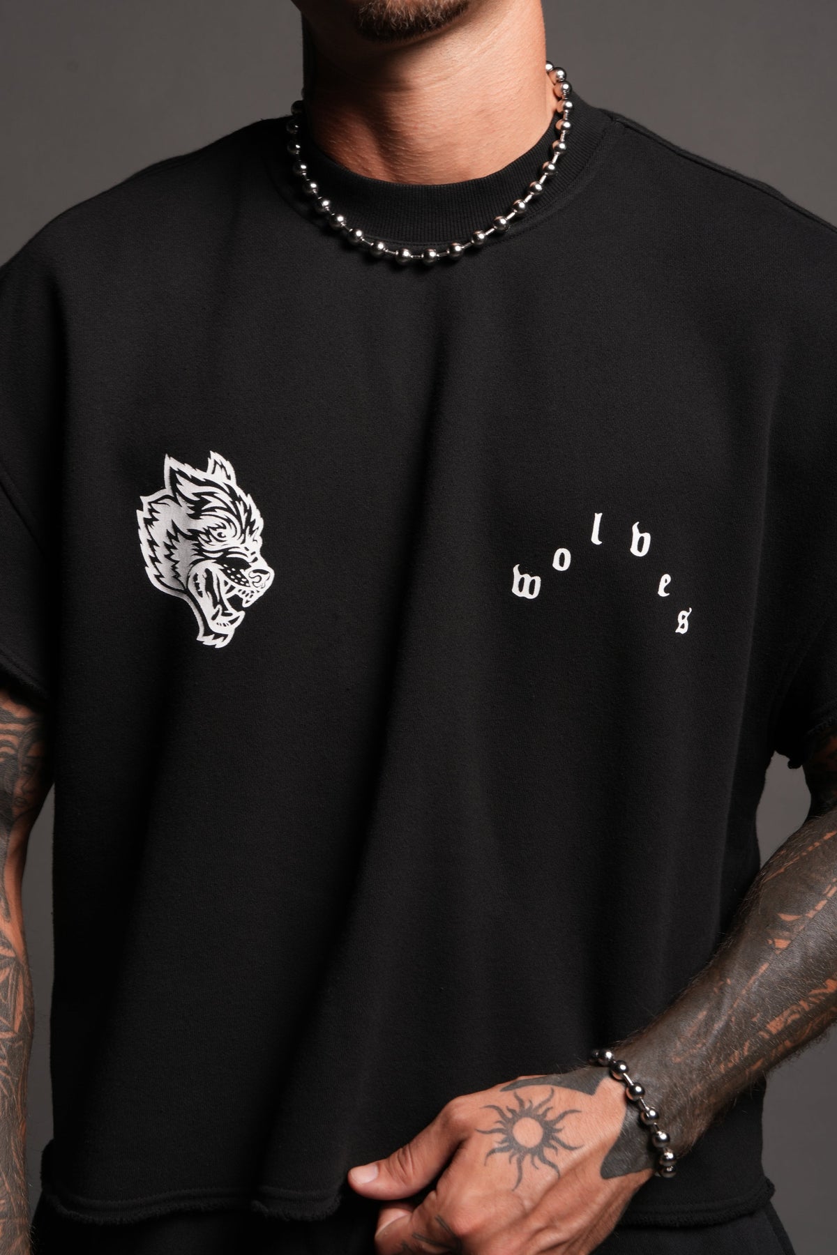 Wolf Pyramid Raw Hem Box Cut Cap Sleeve London Crewneck In Black - imagem 7