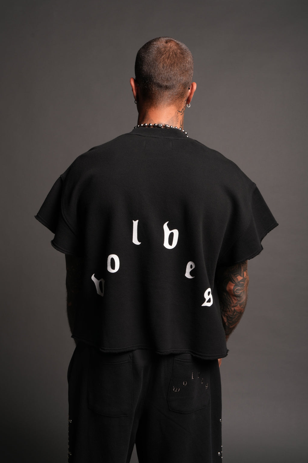Wolf Pyramid Raw Hem Box Cut Cap Sleeve London Crewneck In Black - imagem 2