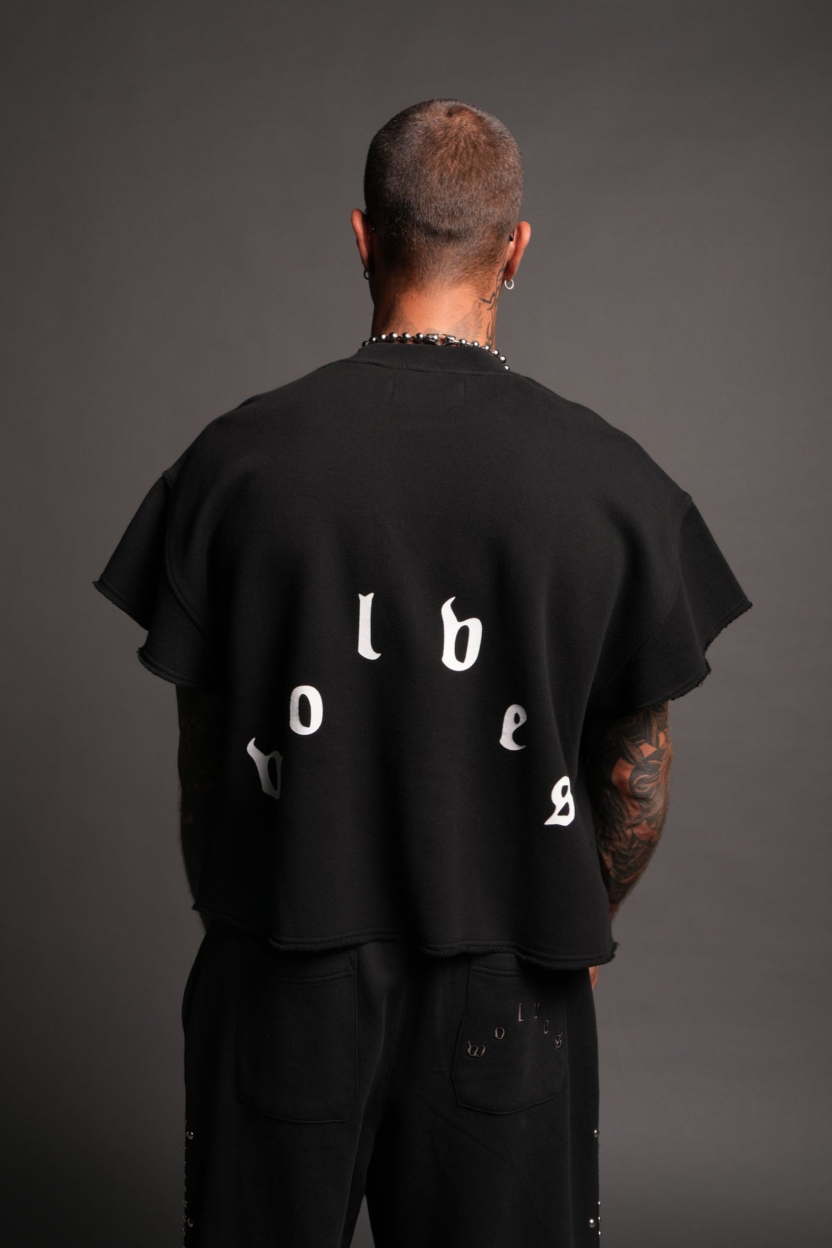 Wolf Pyramid Raw Hem Box Cut Cap Sleeve London Crewneck In Black - imagem 2