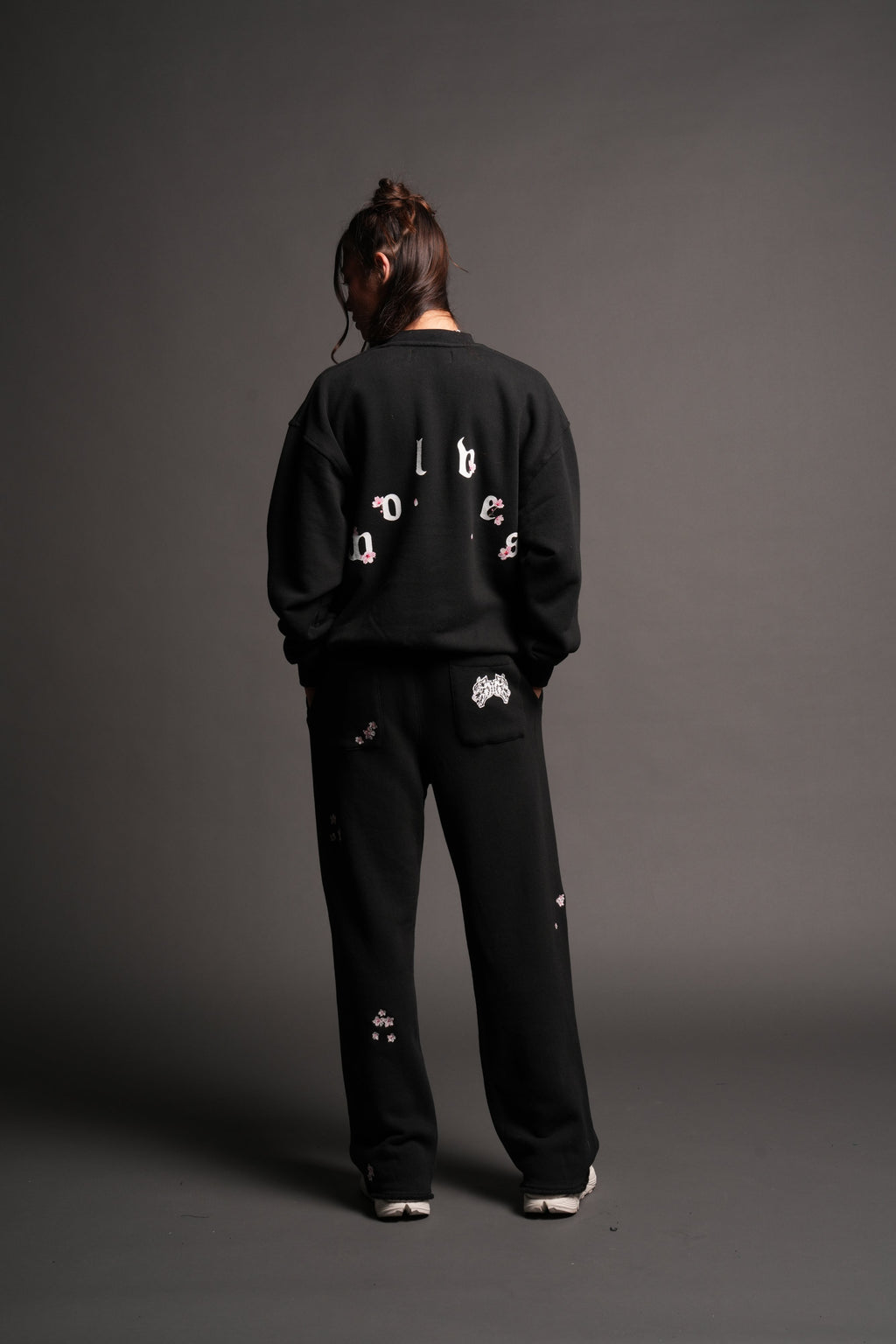 Sakura Pyramid Premium London Crewneck In Black — imagem 4