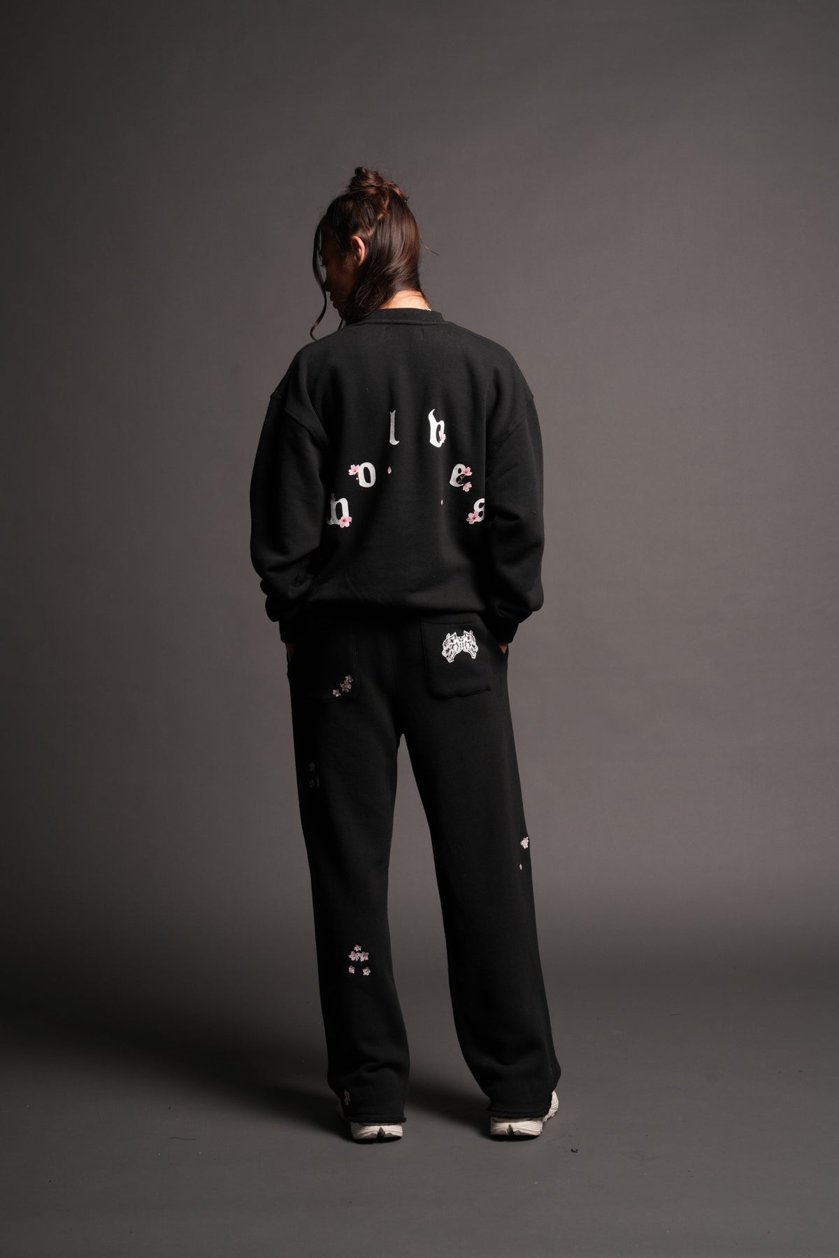 Sakura Pyramid Premium London Crewneck In Black — imagem 4