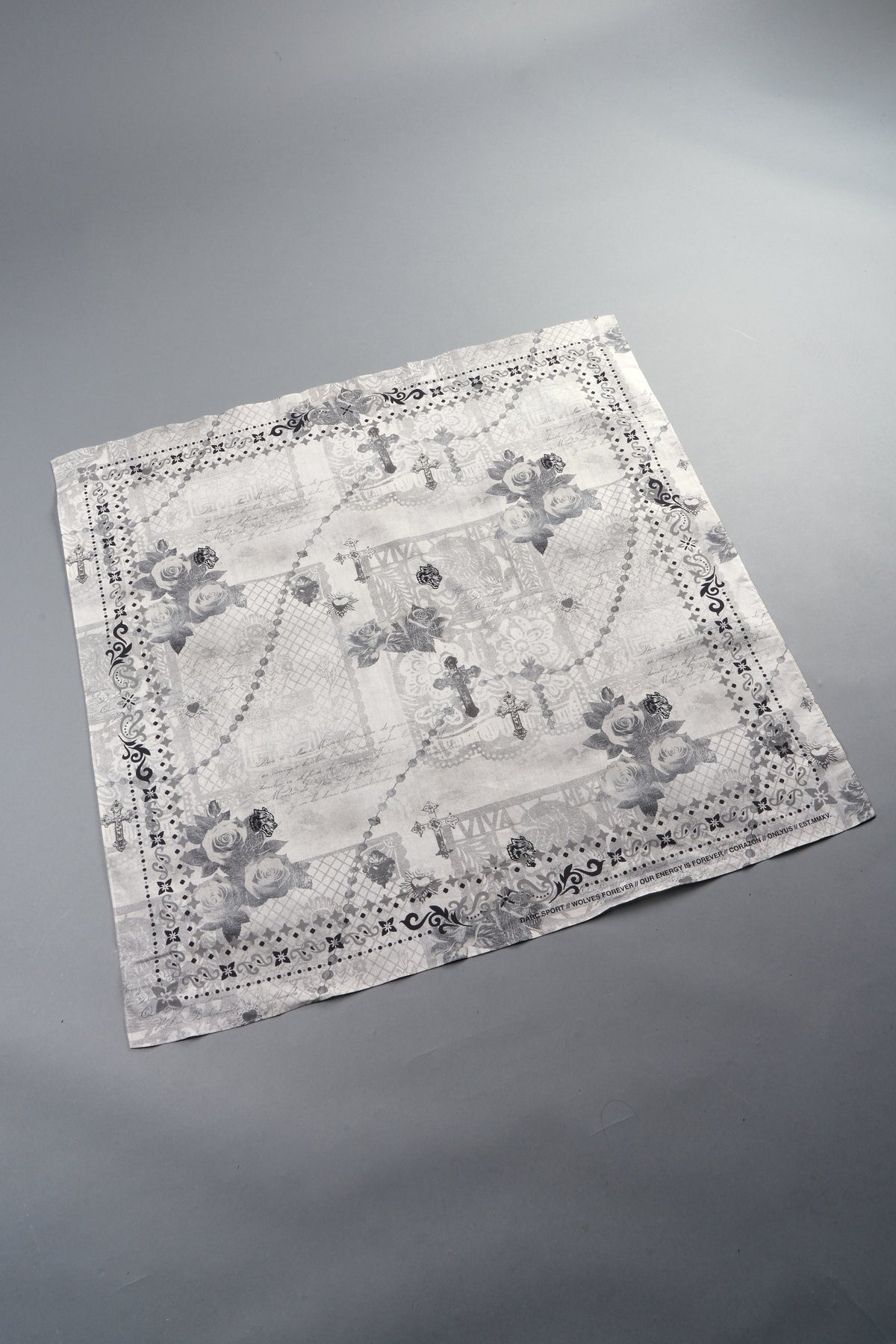 Wolves Pyramid Babushka Scarf In Ceniza Y Rosas