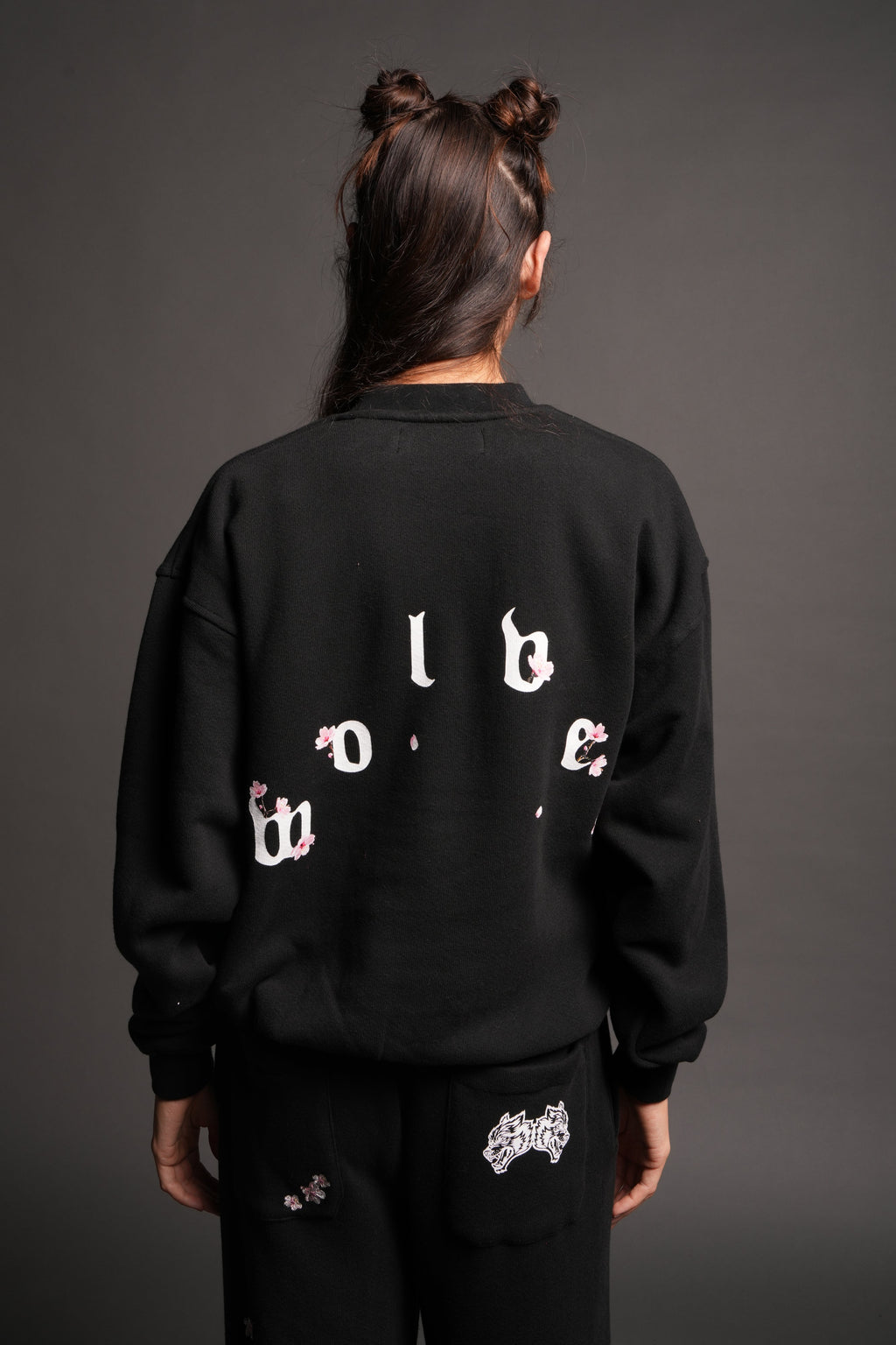 Sakura Pyramid Premium London Crewneck In Black — imagem 2