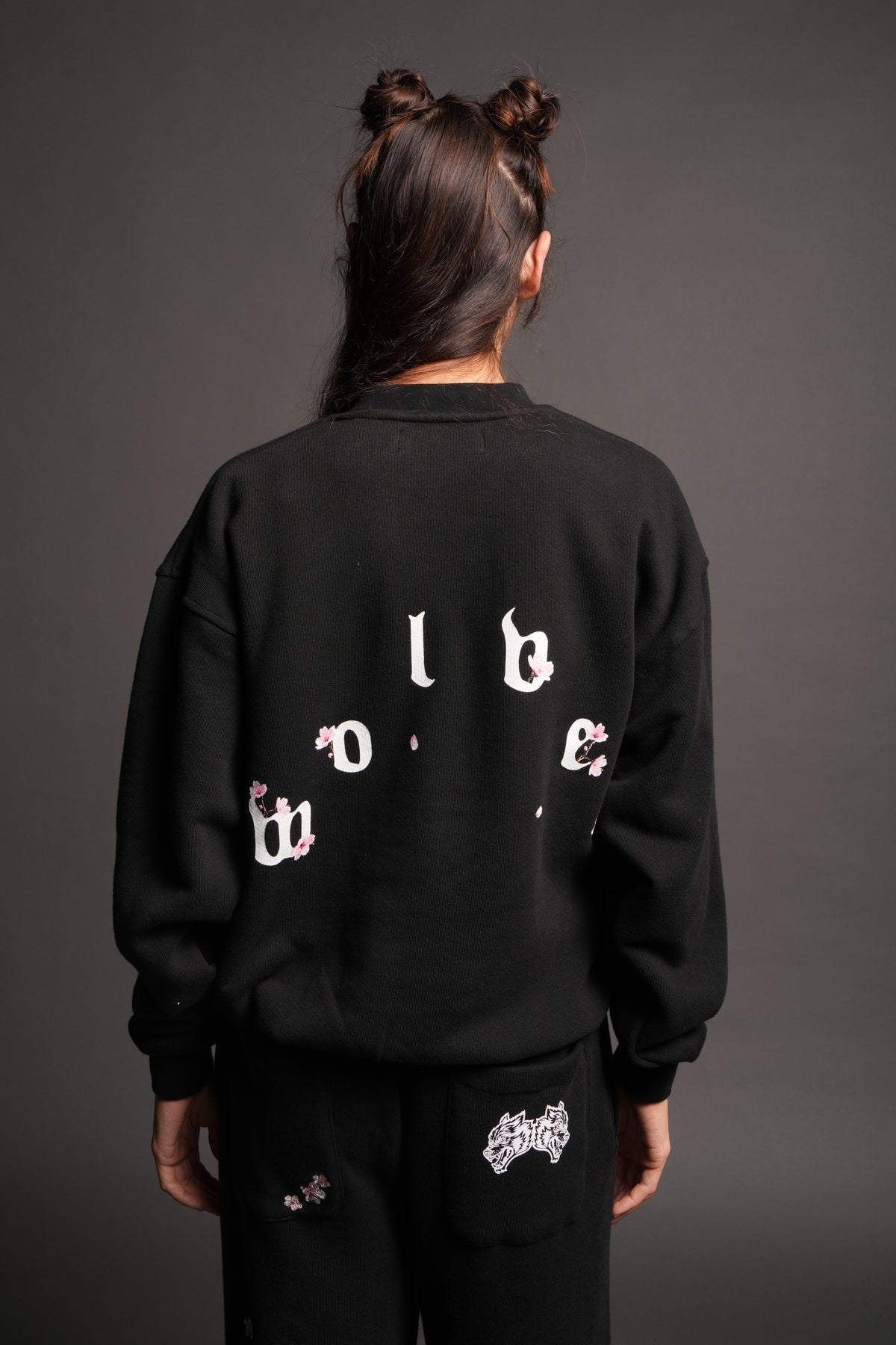 Sakura Pyramid Premium London Crewneck In Black — imagem 2