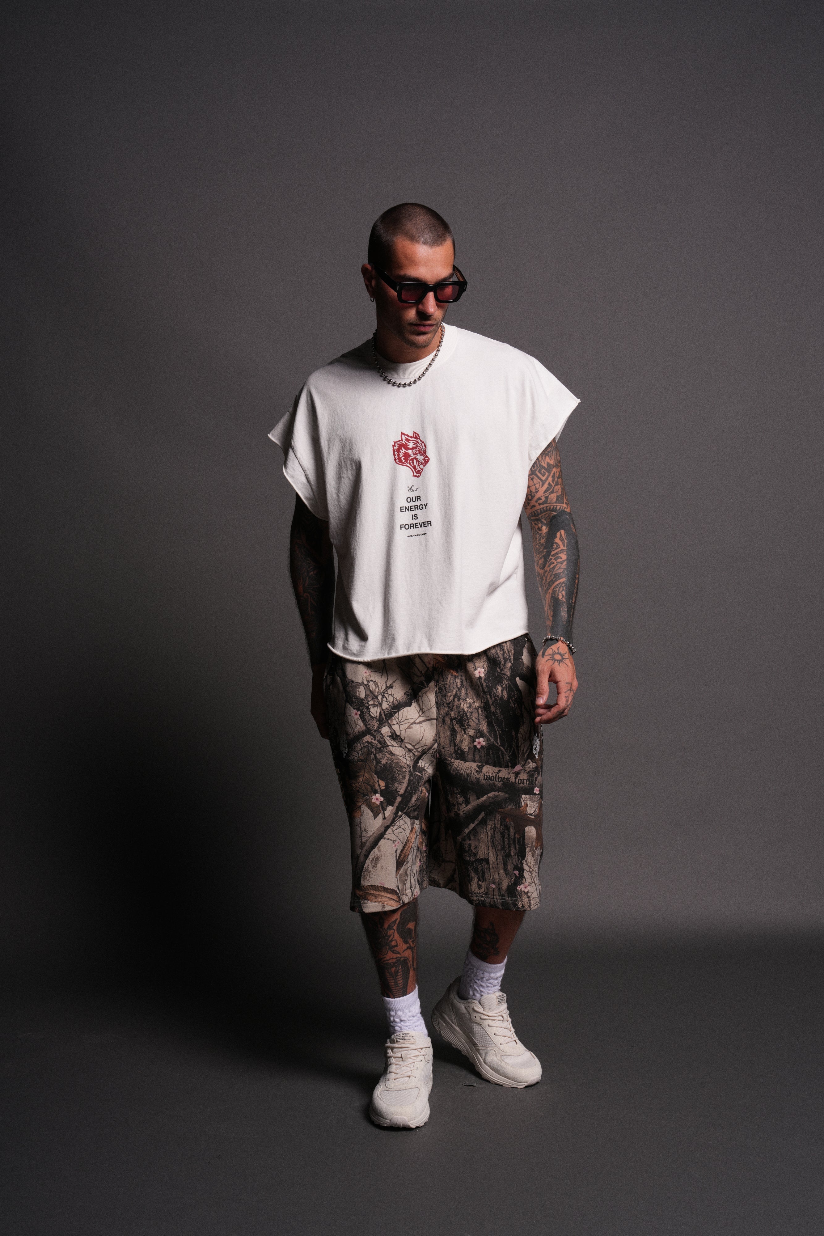 Hanma Legacy Grunge Cut-Off Tee in Cream — imagem 8