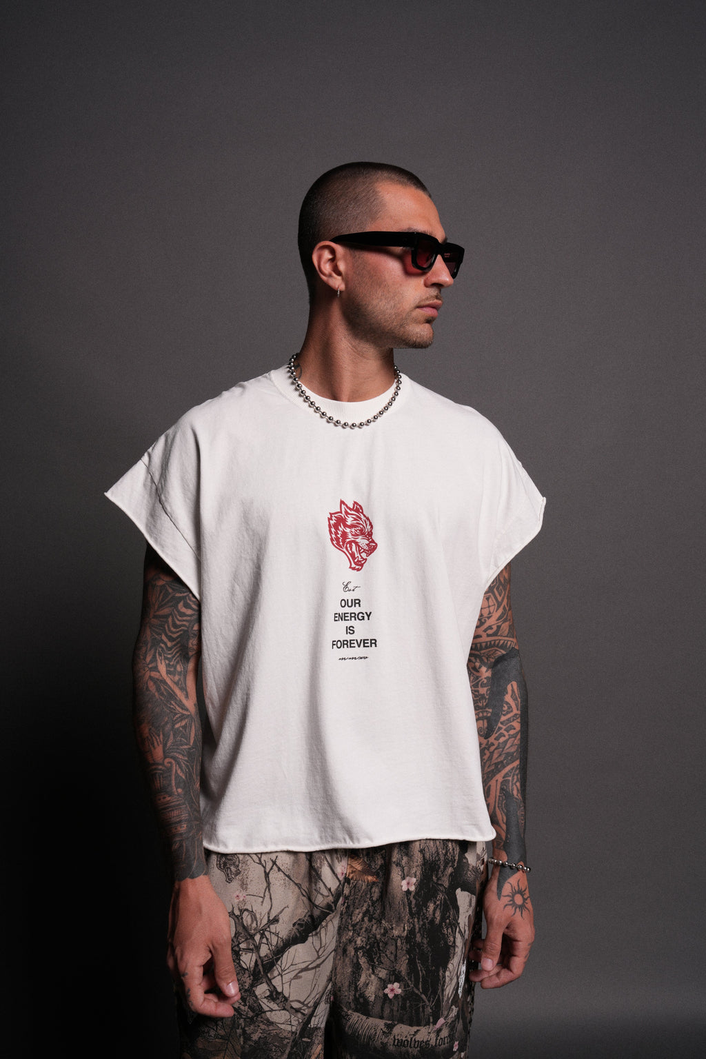 Hanma Legacy Grunge Cut-Off Tee in Cream — imagem 4